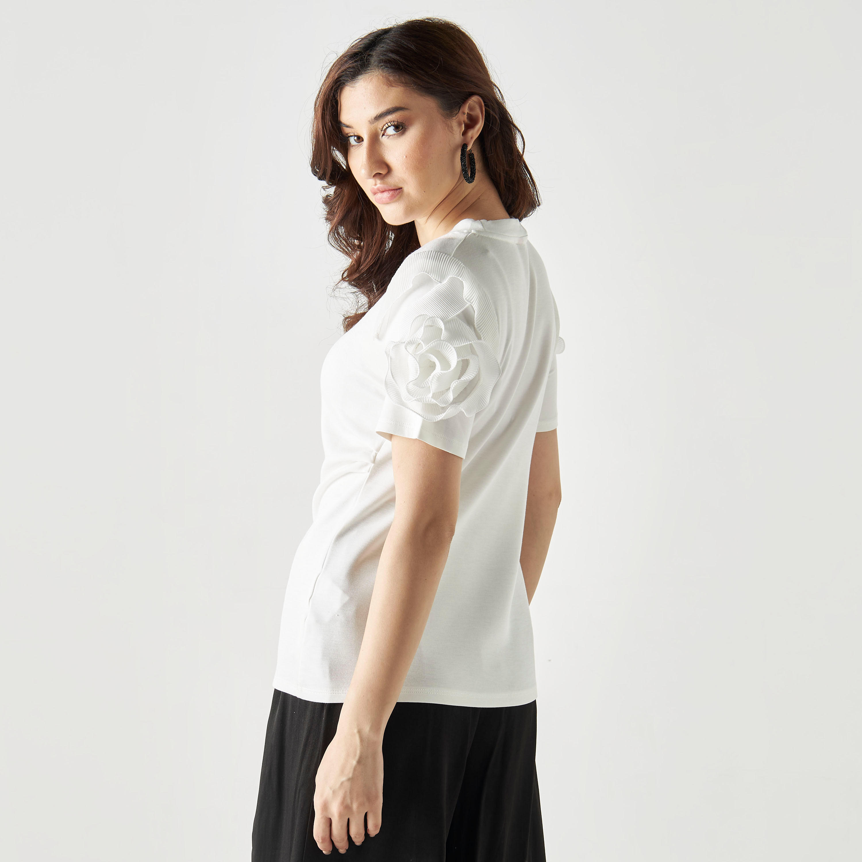تيشيرت بأكمام قصيرة مزين بفراشات مع تفاصيل أزهار من تو إكستريمز-women-clothing-tshirts-image-7