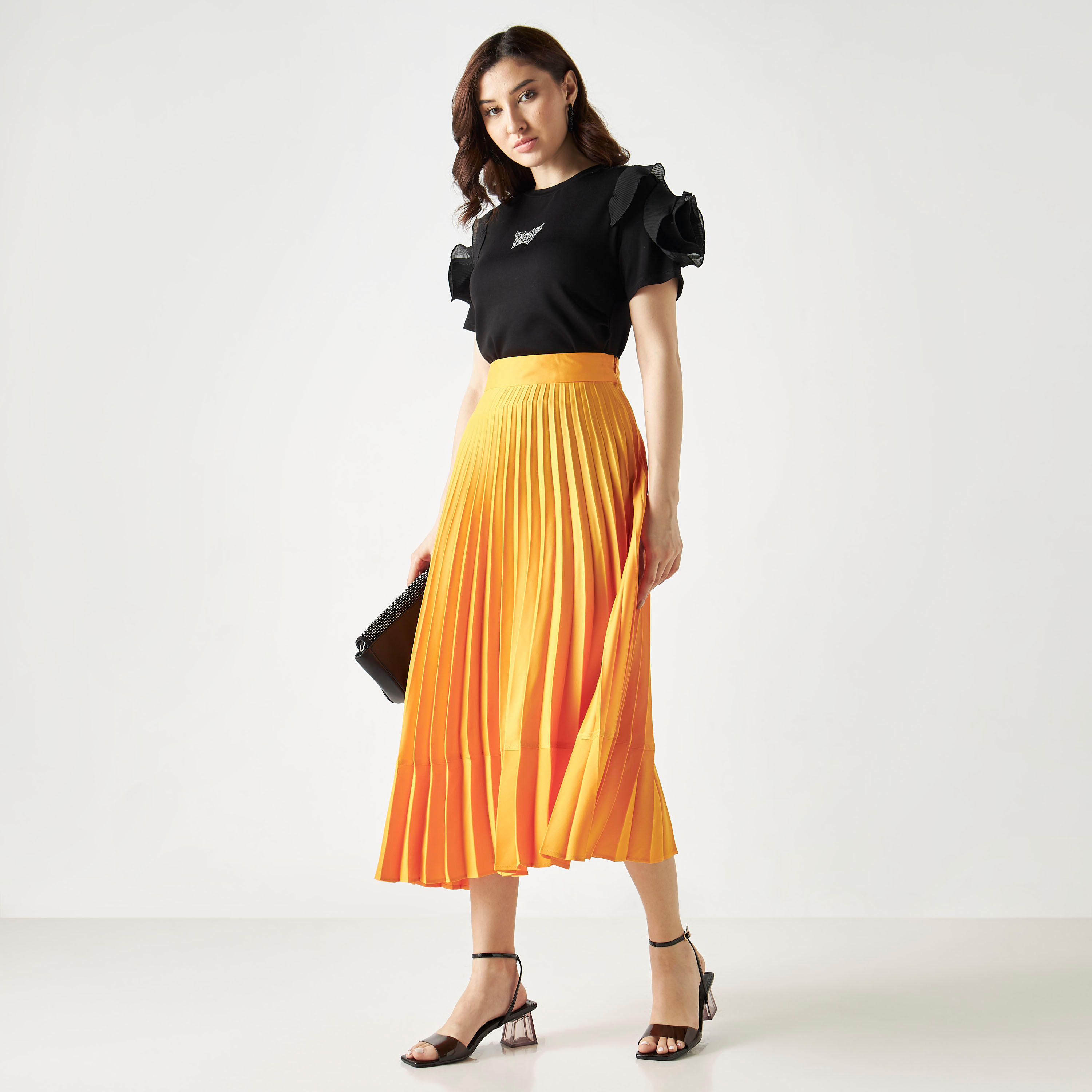 تيشيرت بأكمام قصيرة مزين بفراشات مع تفاصيل أزهار من تو إكستريمز-women-clothing-tshirts-image-2