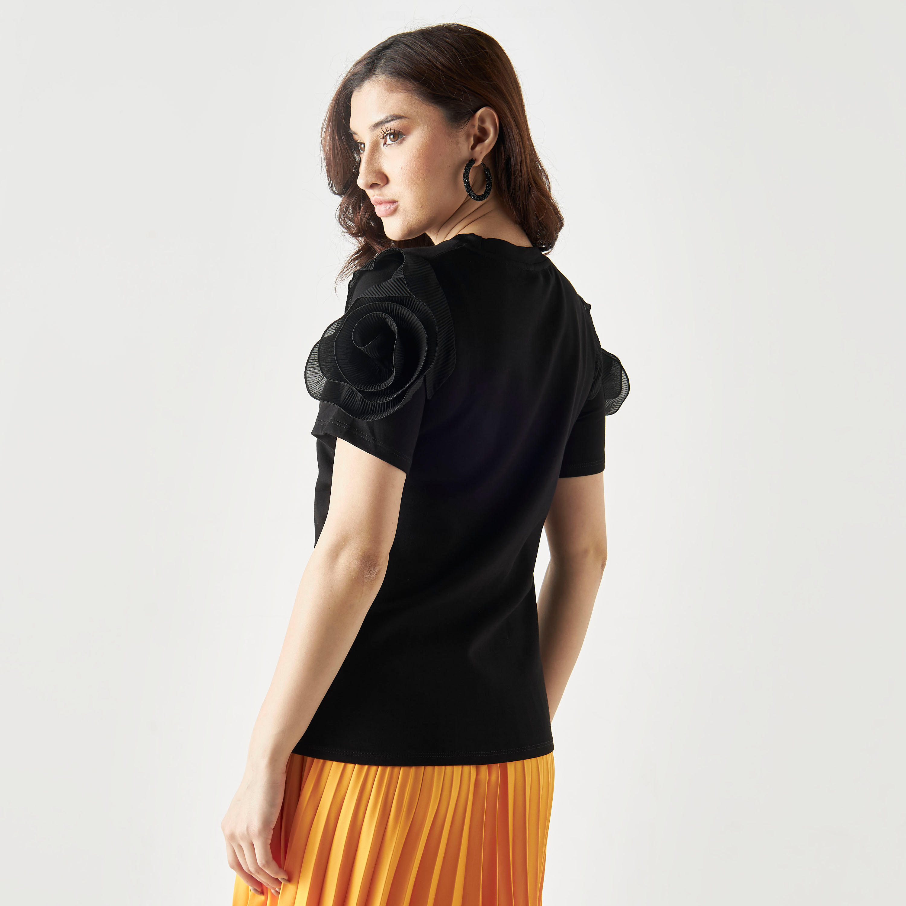 تيشيرت بأكمام قصيرة مزين بفراشات مع تفاصيل أزهار من تو إكستريمز-women-clothing-tshirts-image-3