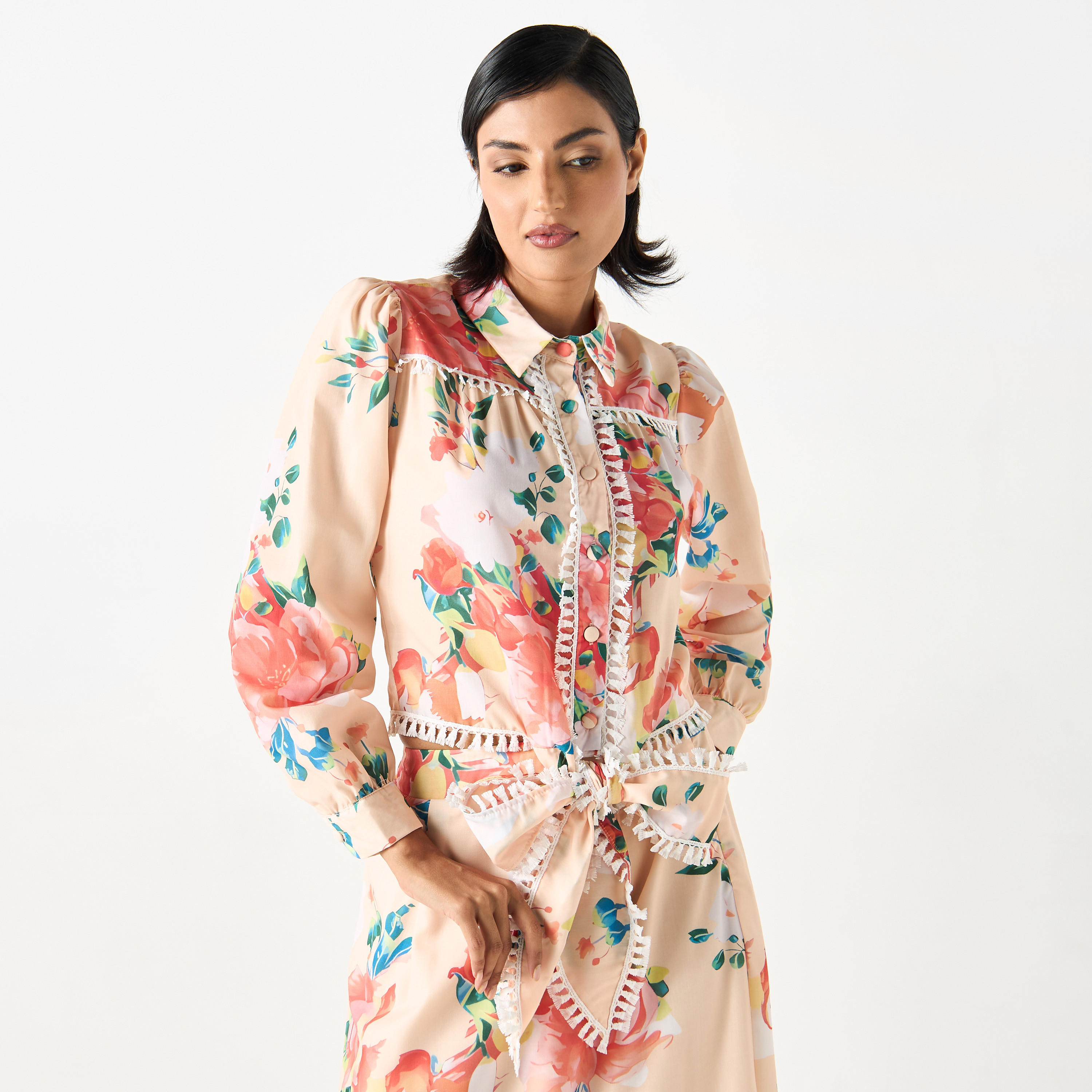 قميص بلوزة بتفاصيل دانتيل ورباط بطبعات من تو إكستريمز-women-clothing-shirtsandblouses-shirts-image-1