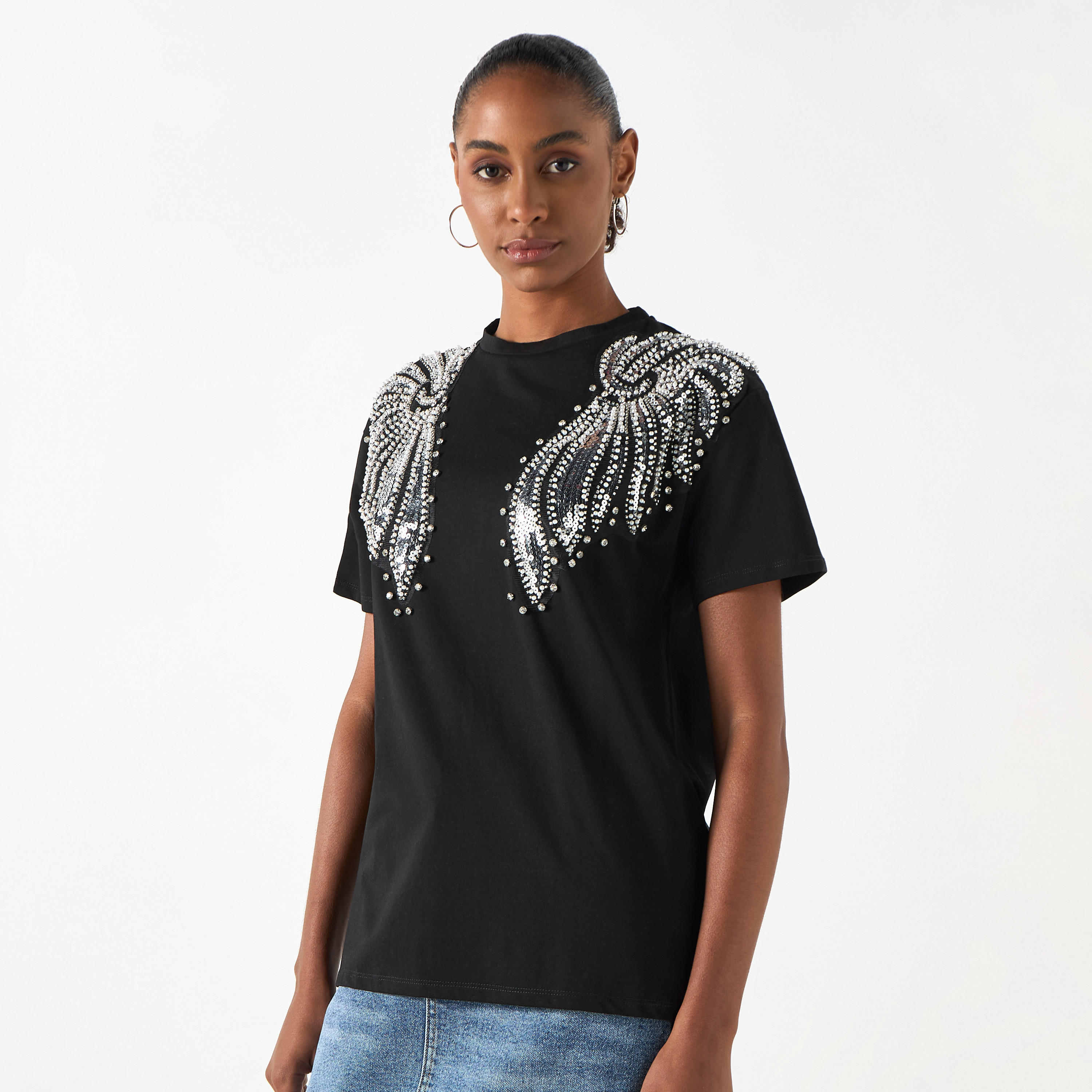 تيشيرت مزيّن بياقة ضيقة وأكمام قصيرة من تو إكستريمز-women-clothing-tshirts-image-5