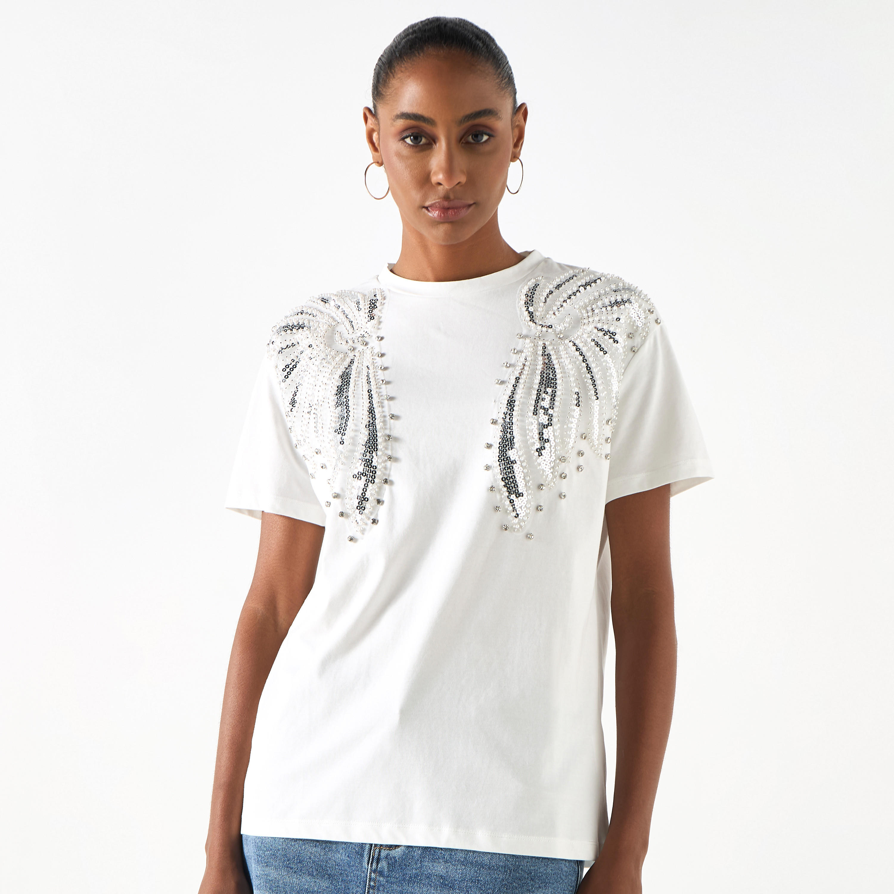 تيشيرت مزيّن بياقة ضيقة وأكمام قصيرة من تو إكستريمز-women-clothing-tshirts-image-1