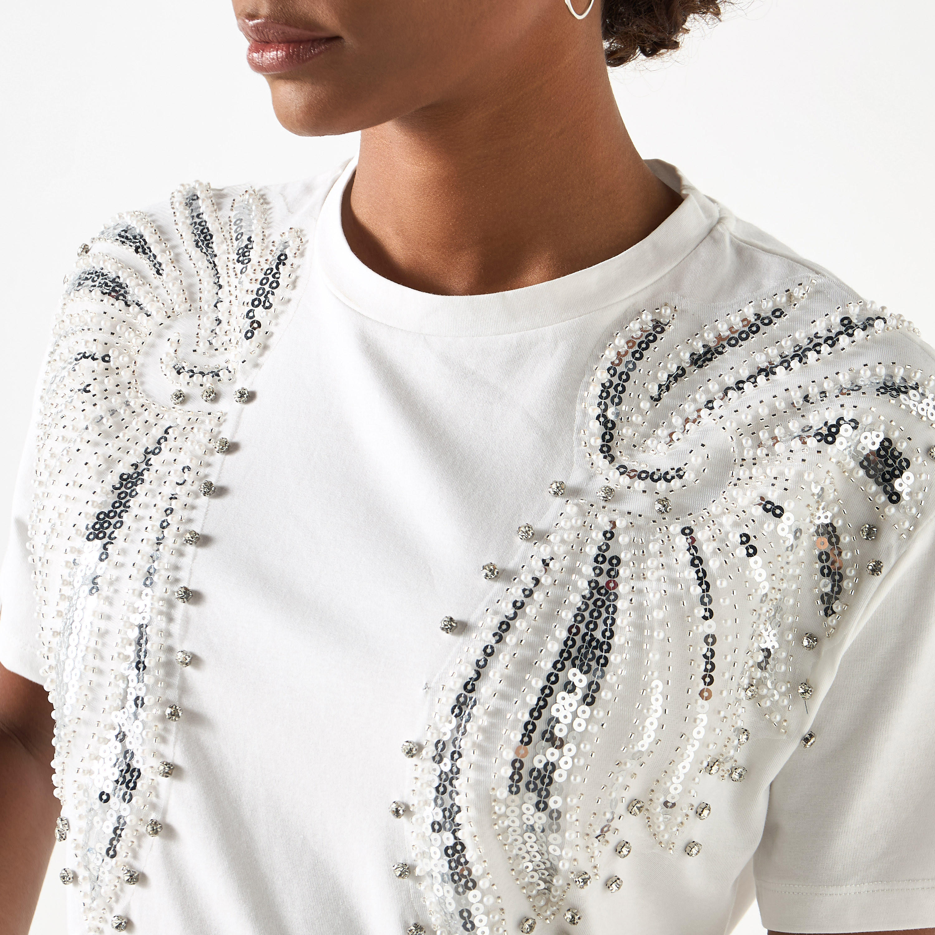تيشيرت مزيّن بياقة ضيقة وأكمام قصيرة من تو إكستريمز-women-clothing-tshirts-image-4