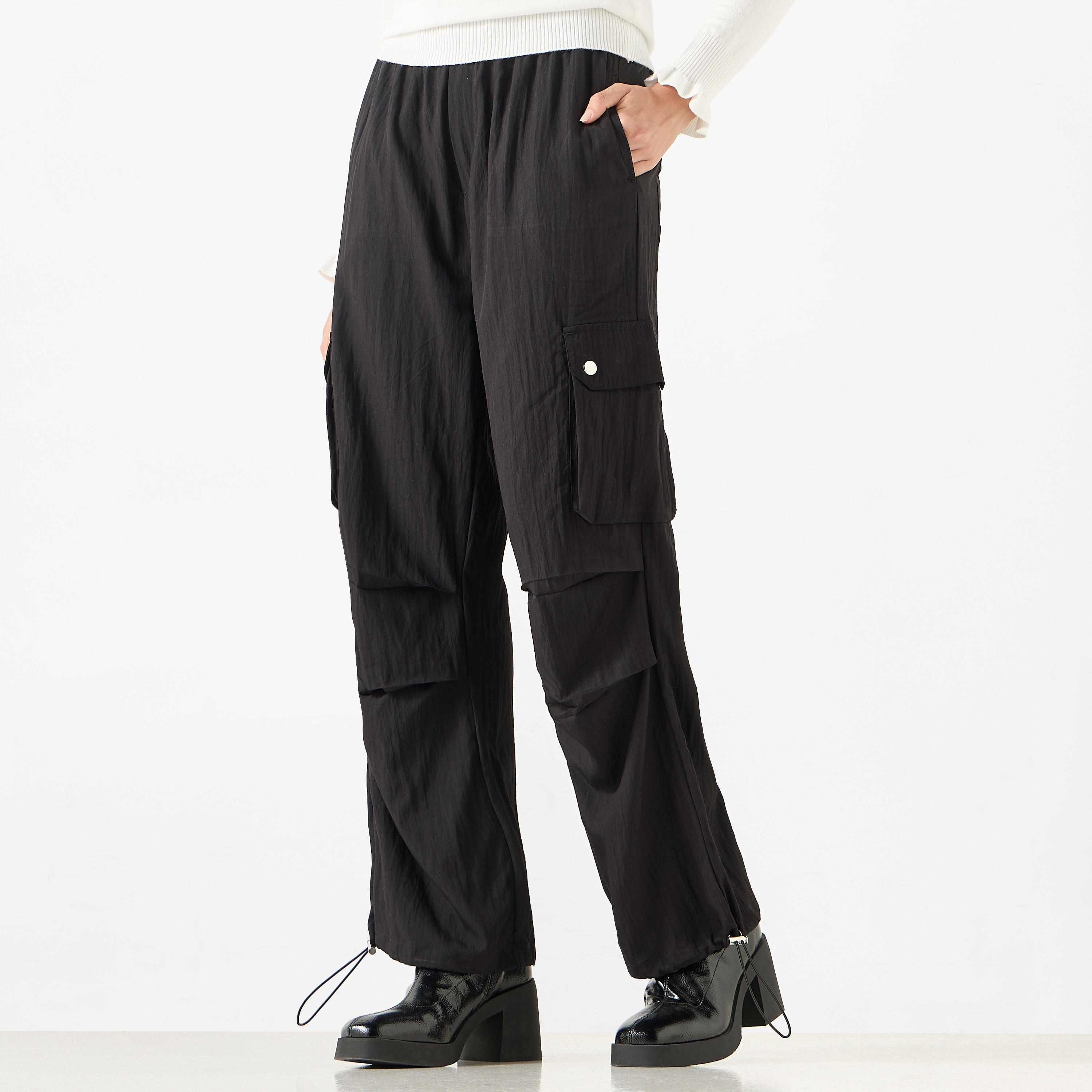 بنطلون كارجو سادة مع جيوب وحافة برباط بقفل من تو إكستريمز-women-clothing-bottoms-trousers-image-5