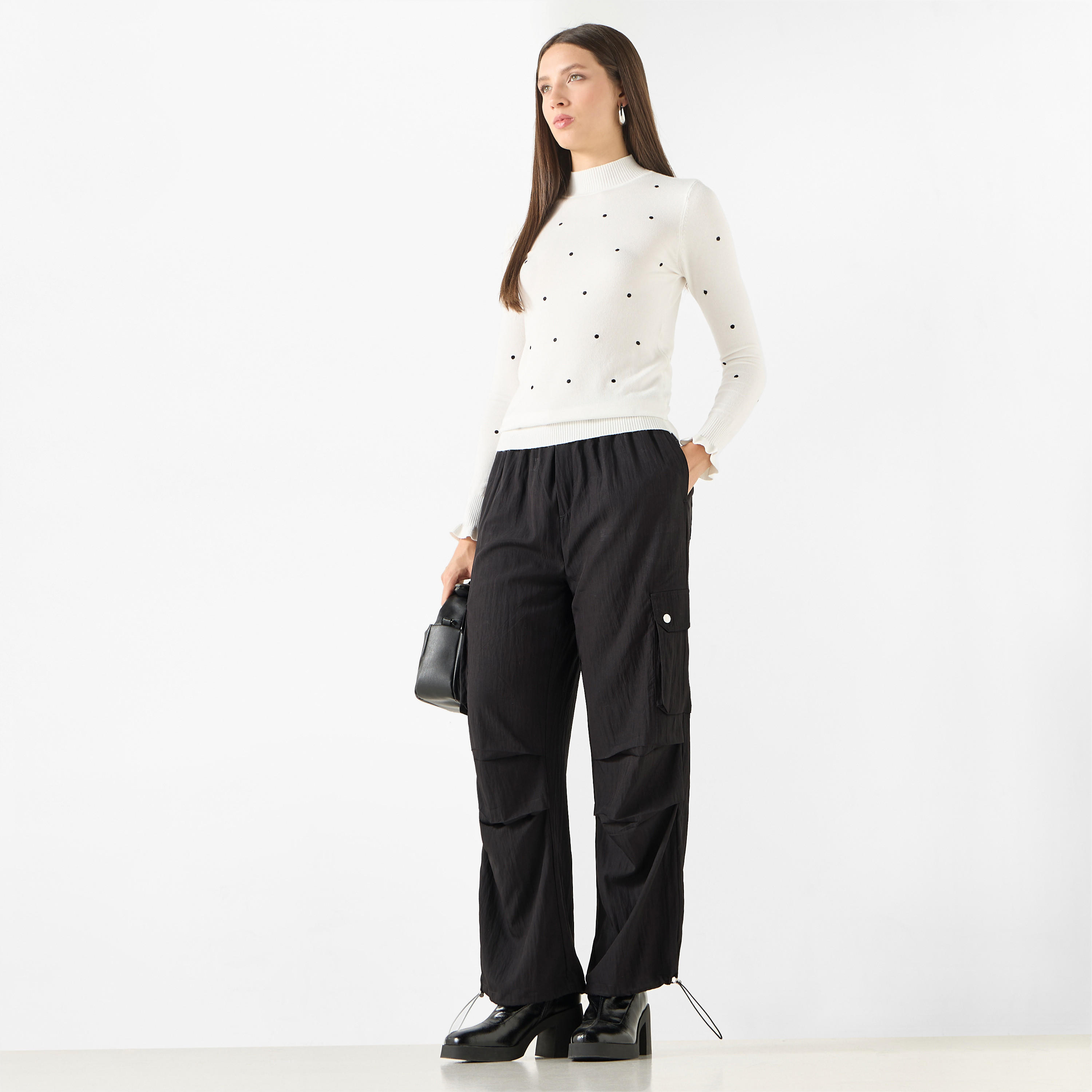 بنطلون كارجو سادة مع جيوب وحافة برباط بقفل من تو إكستريمز-women-clothing-bottoms-trousers-image-4