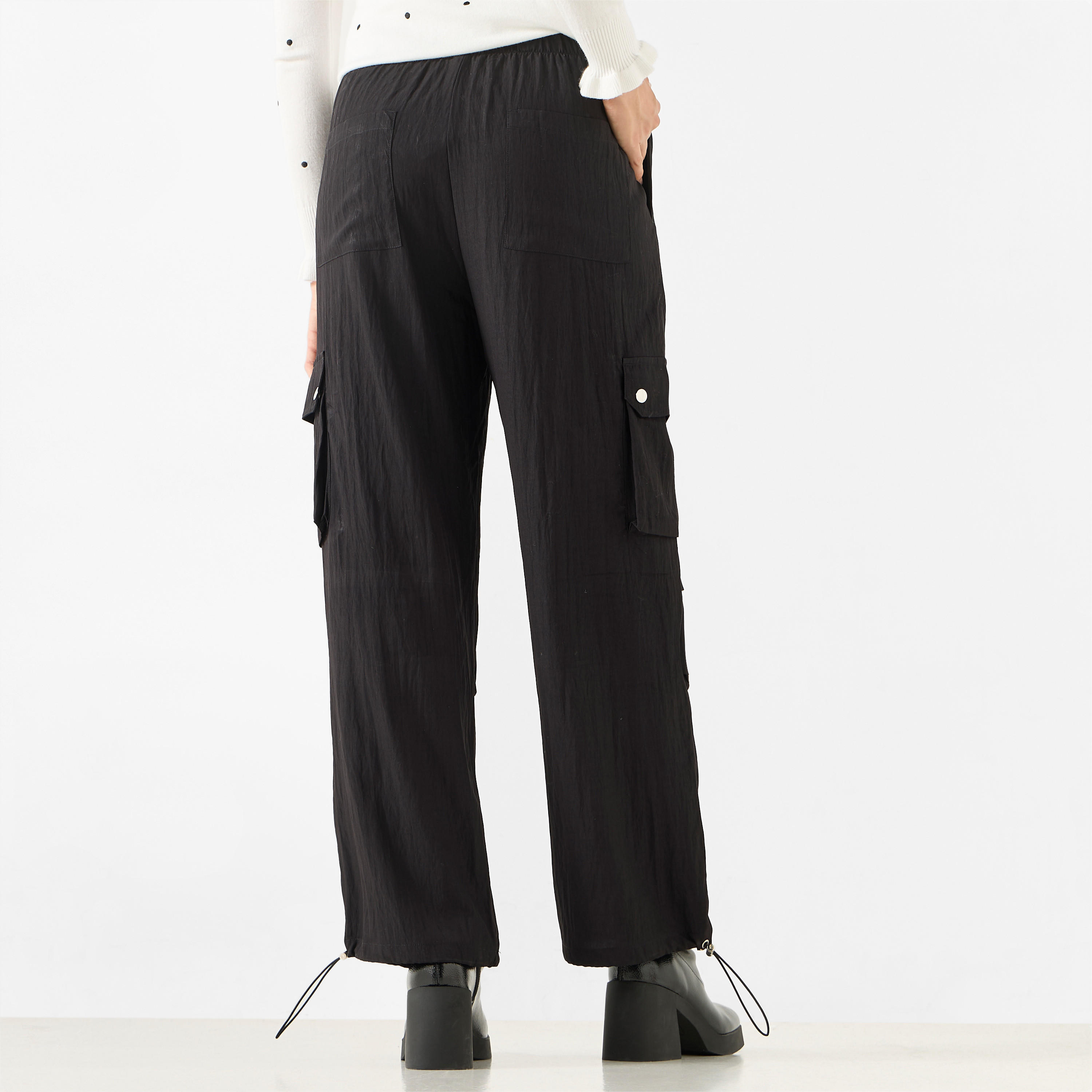 بنطلون كارجو سادة مع جيوب وحافة برباط بقفل من تو إكستريمز-women-clothing-bottoms-trousers-image-3