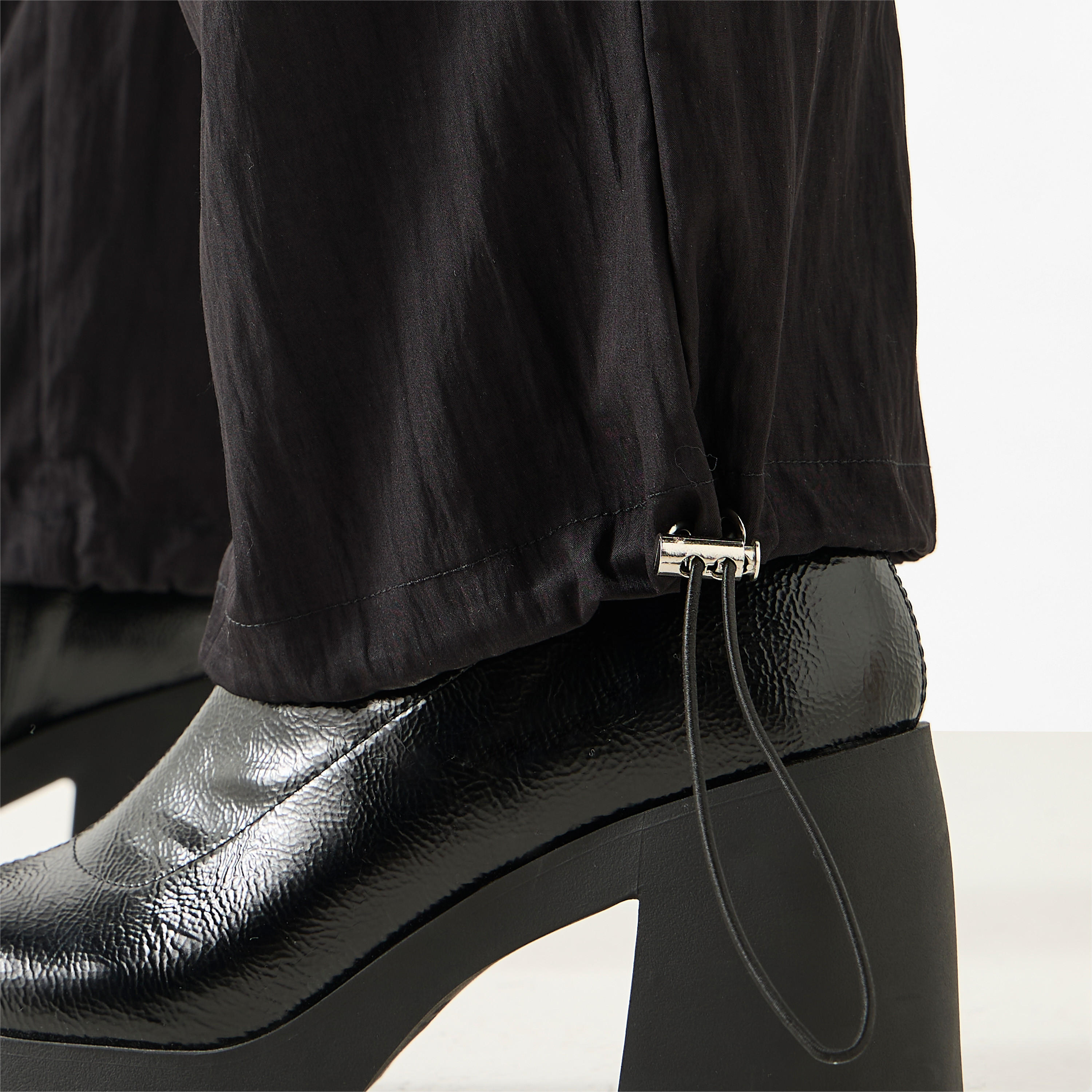 بنطلون كارجو سادة مع جيوب وحافة برباط بقفل من تو إكستريمز-women-clothing-bottoms-trousers-image-1