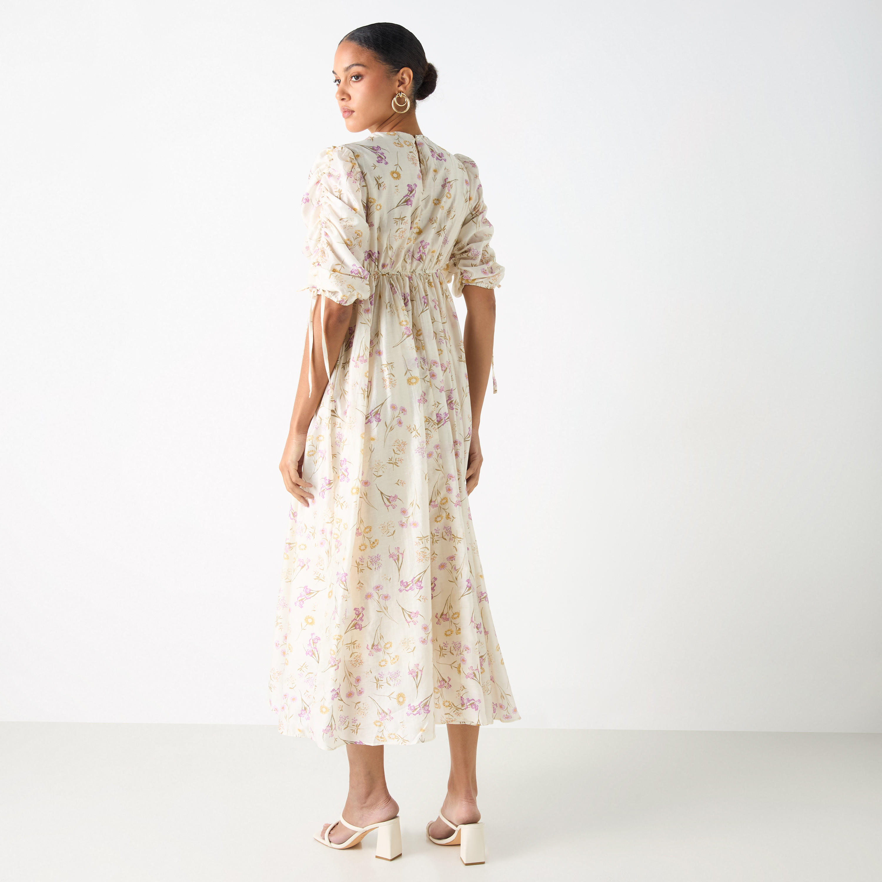فستان ميدي بطبعات أزهار وياقة مستديرة وخصر برباط من تو إكستريمز-women-clothing-dresses-image-3
