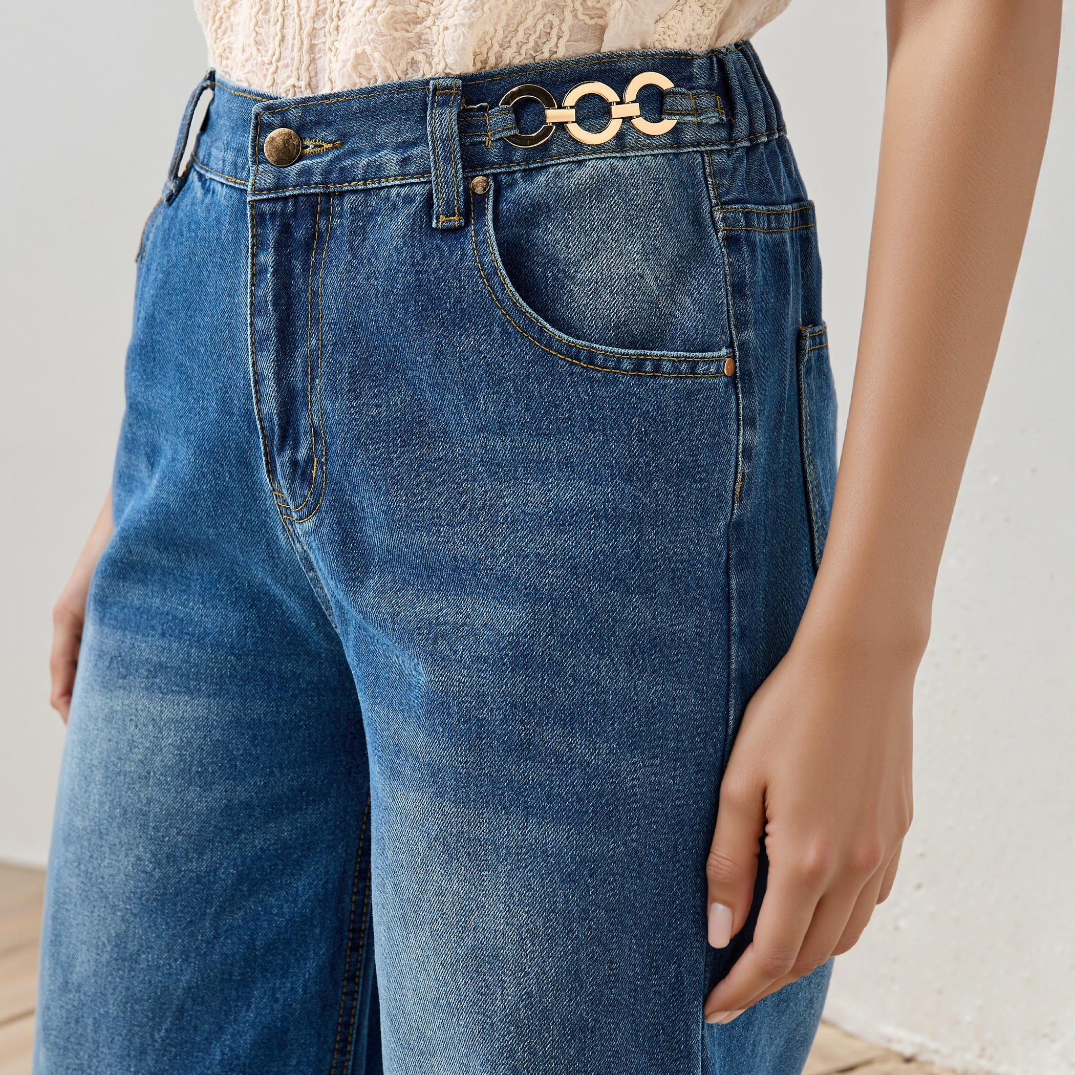 بنطلون جينز بقصة مستقيمة وجيوب وتفاصيل سلسلة من تو إكستريمز-women-clothing-bottoms-jeans-image-4