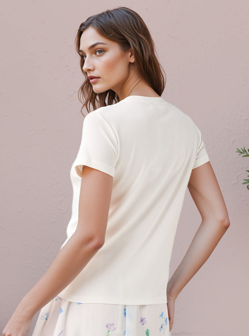 تيشيرت بياقة ضيقة وزخارف أزهار من تو إكستريمز-women-clothing-tshirts-image-3