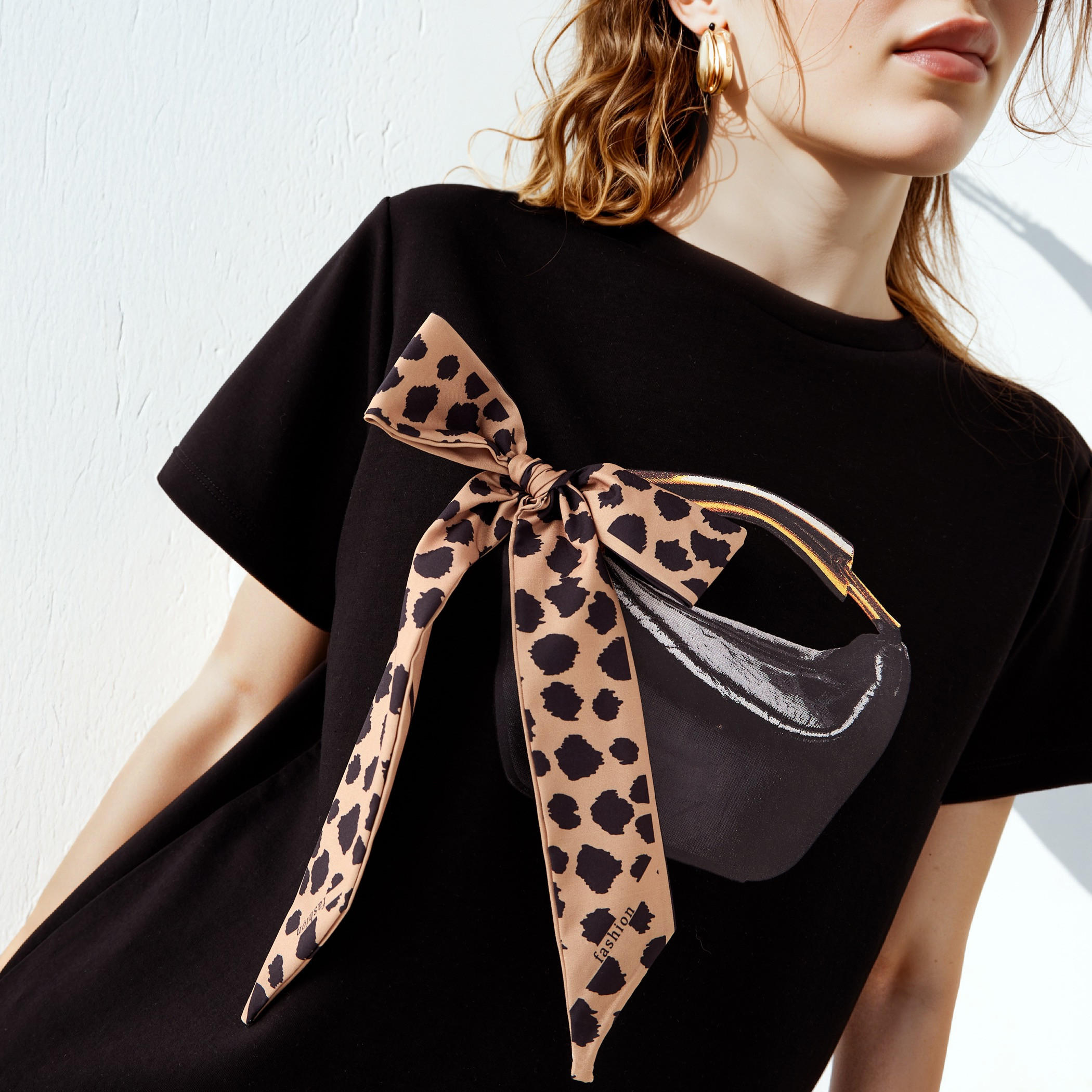 تيشيرت بياقة ضيقة وتزيينات فيونكة من تو إكستريمز-women-clothing-tshirts-image-2