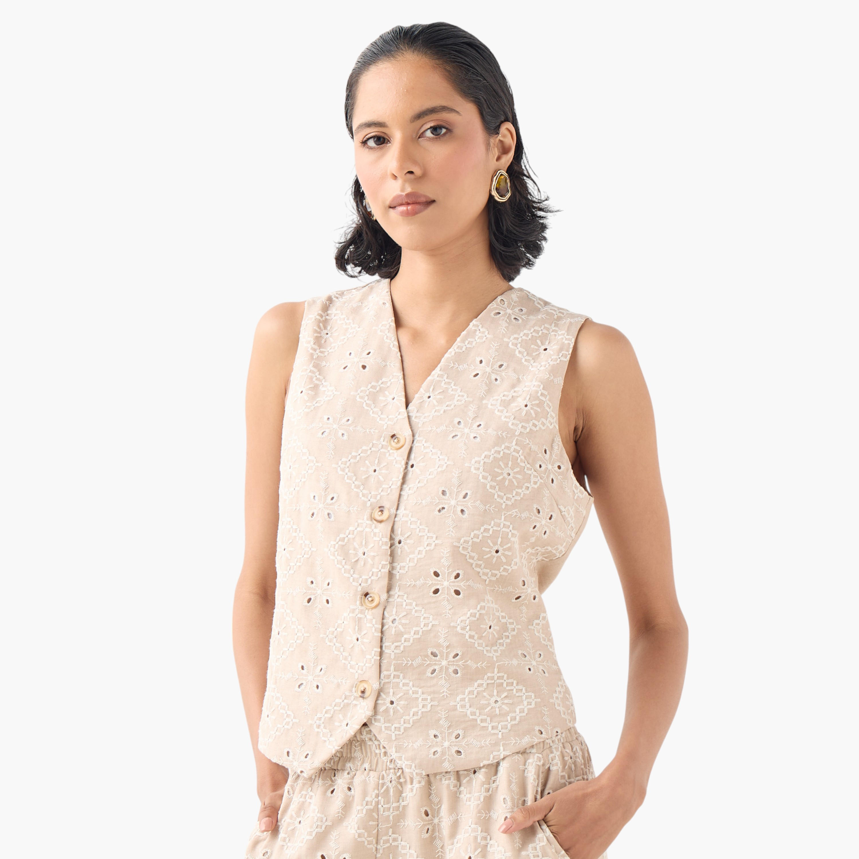 جاكيت دون أكمام بتفاصيل شيفلي وياقة حرف V من توأكستريمز-women-winterwear-coatsandjackets-waistcoats-image-1