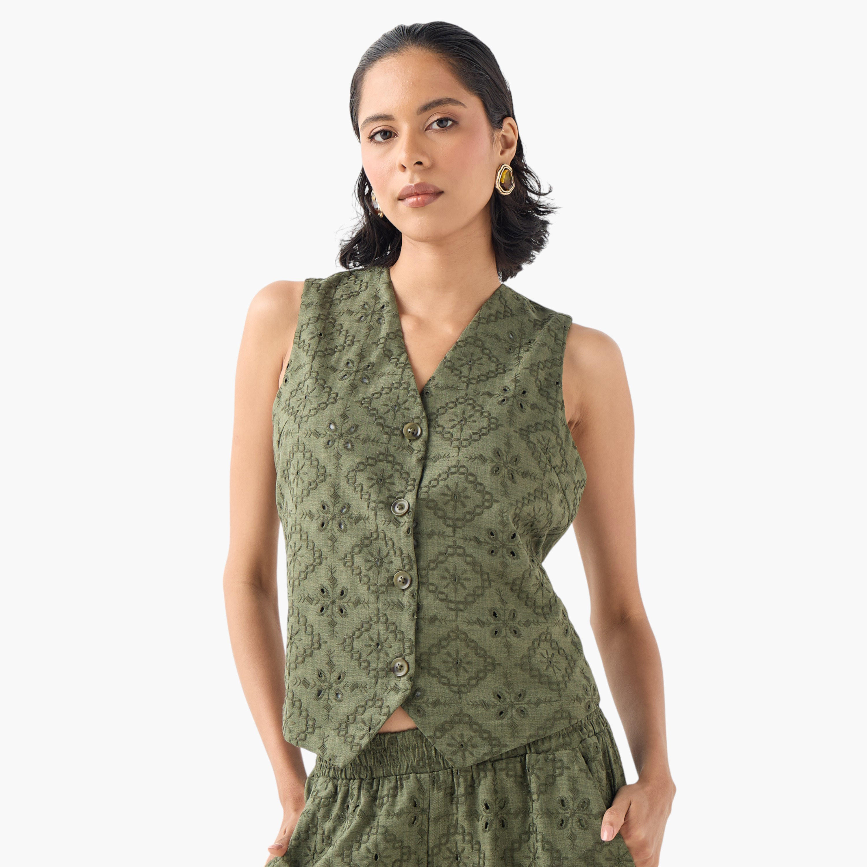 جاكيت دون أكمام بتفاصيل شيفلي وياقة حرف V من توأكستريمز-women-winterwear-coatsandjackets-waistcoats-image-1