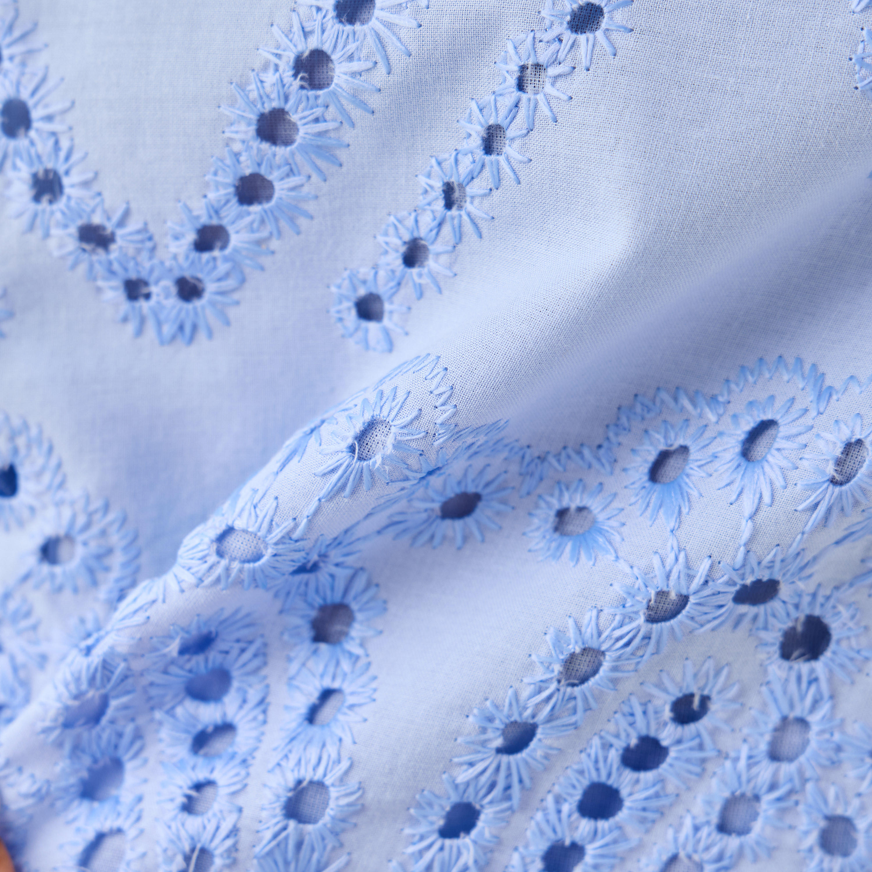 بلوزة بدون أكمام بتطريز شيفلي من توإكستريمز-women-clothing-shirtsandblouses-blouses-image-1
