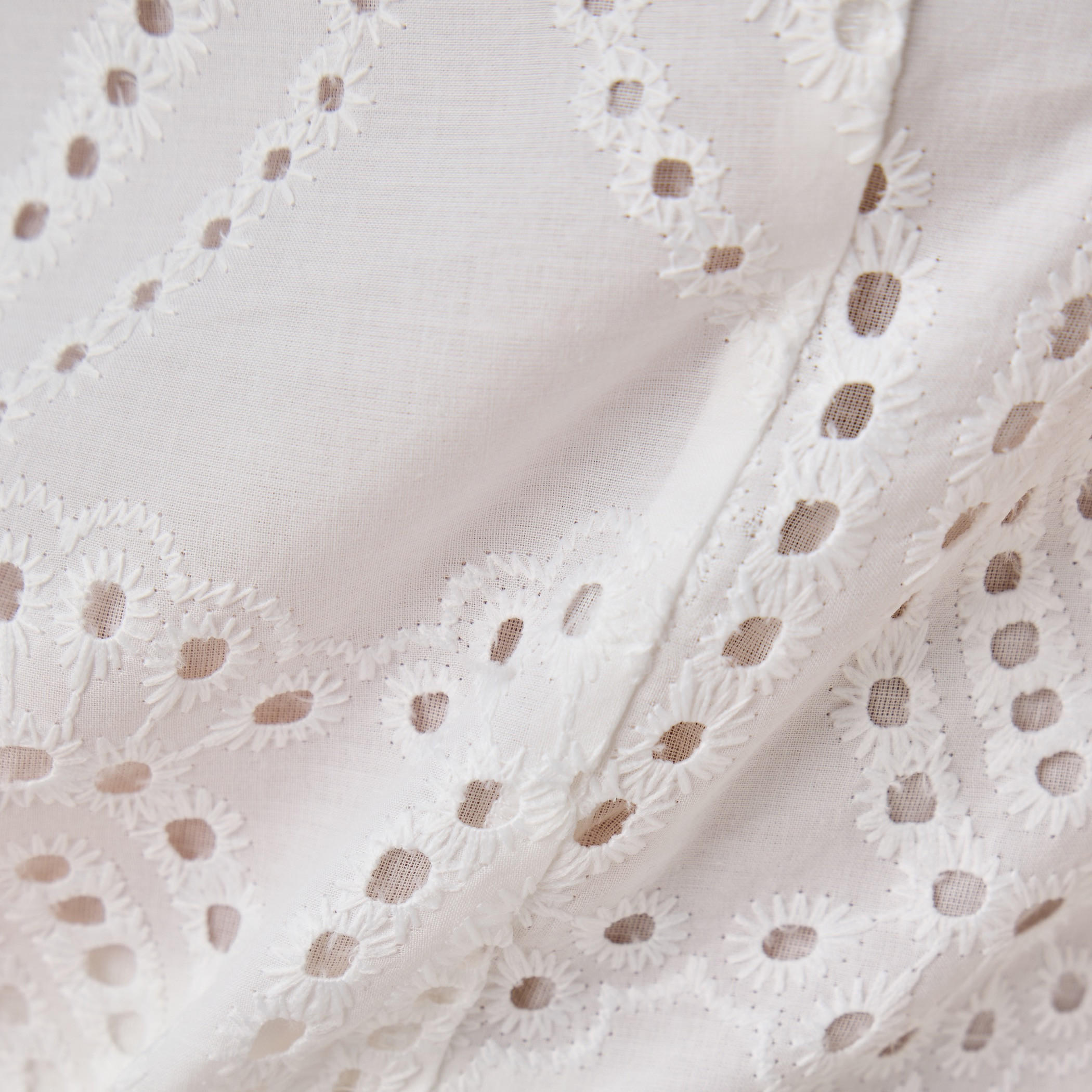 بلوزة بدون أكمام بتطريز شيفلي من توإكستريمز-women-clothing-shirtsandblouses-blouses-image-5