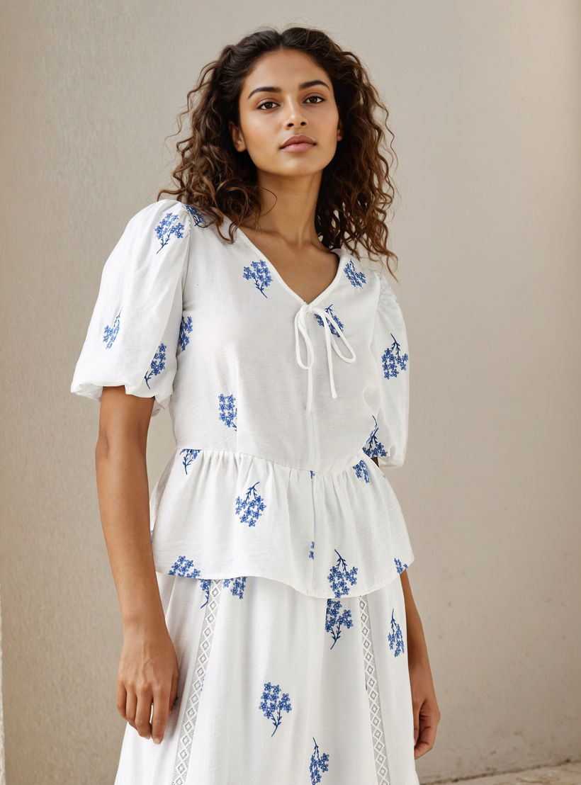 بلوزة بخصر كشكش وياقة V وتطريزات من تو إكستريمز-women-clothing-shirtsandblouses-blouses-image-5