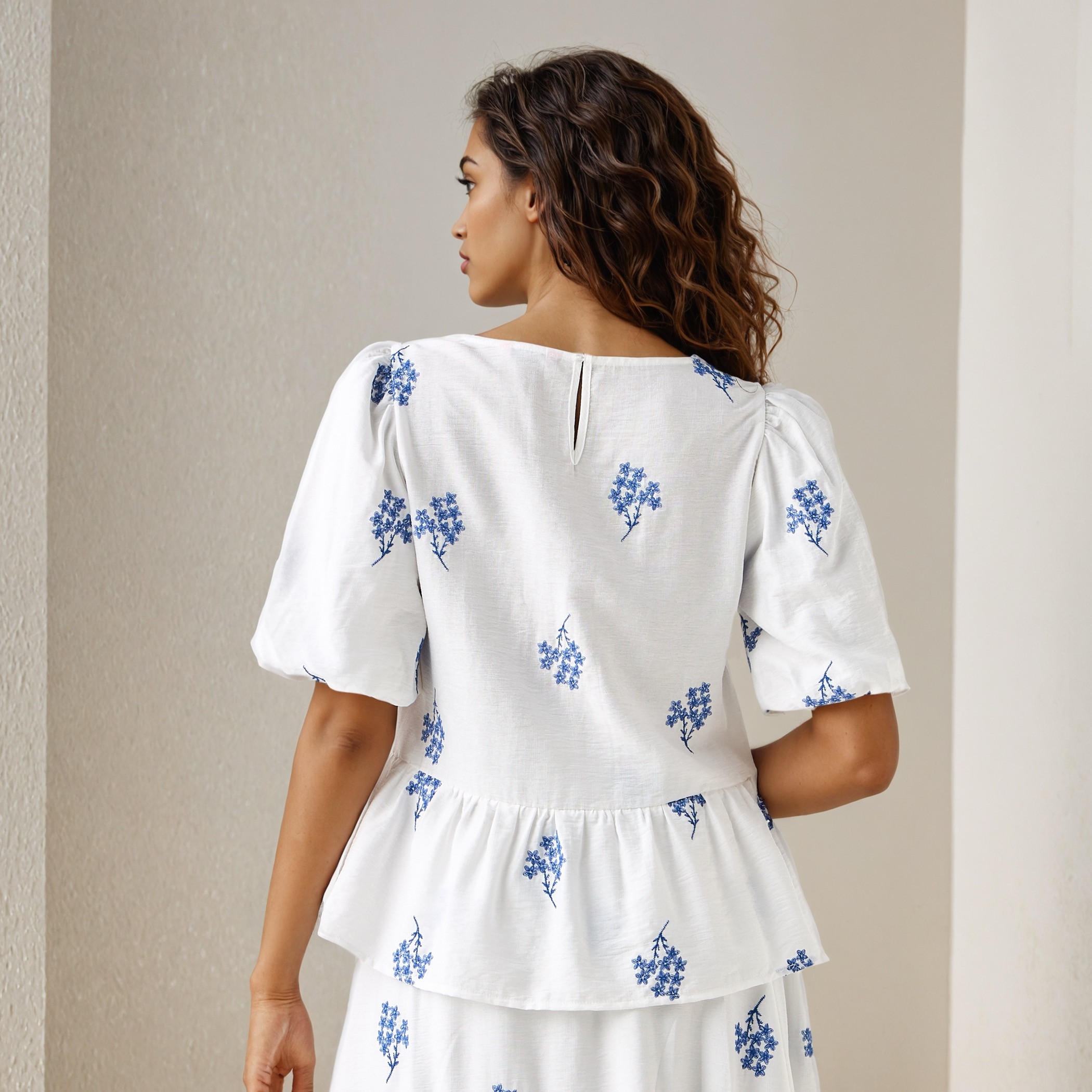 بلوزة بخصر كشكش وياقة V وتطريزات من تو إكستريمز-women-clothing-shirtsandblouses-blouses-image-3