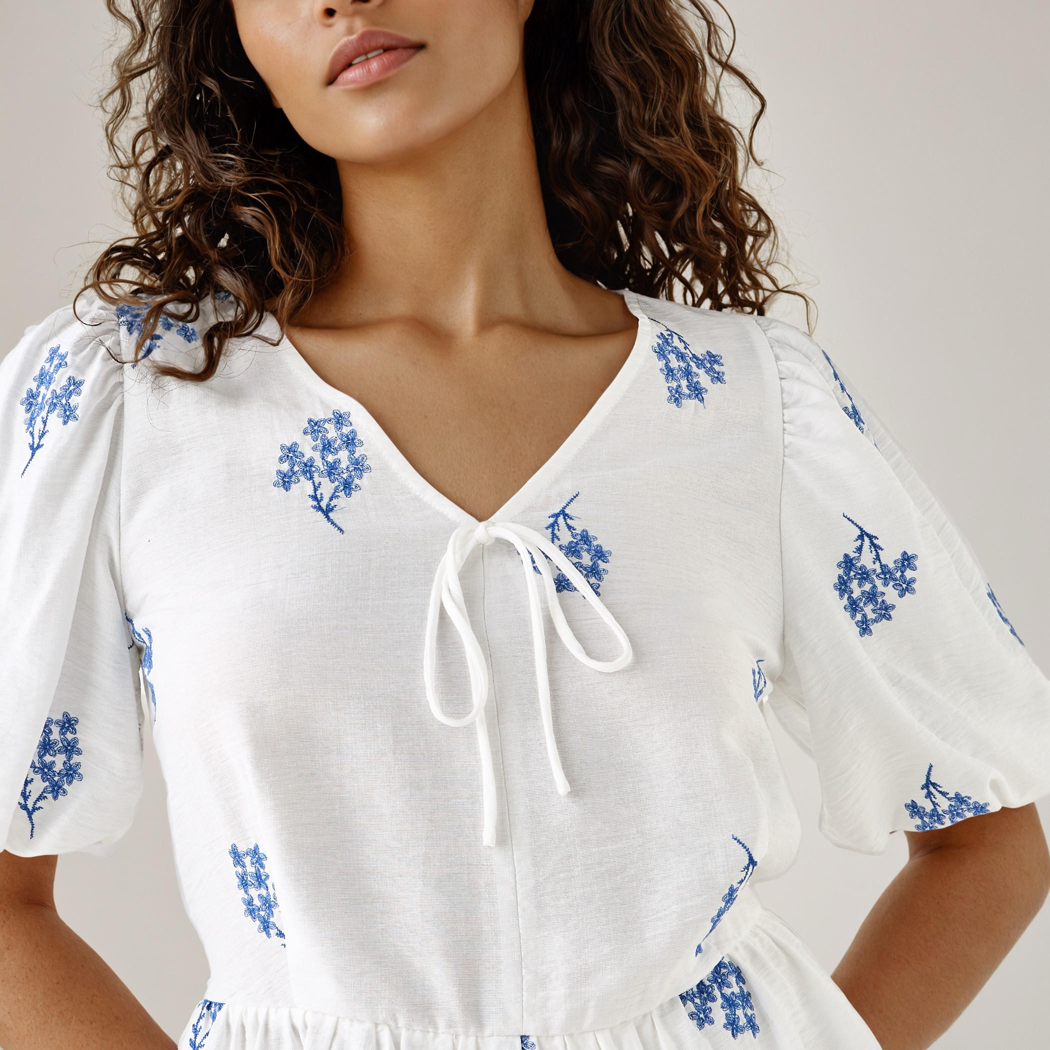 بلوزة بخصر كشكش وياقة V وتطريزات من تو إكستريمز-women-clothing-shirtsandblouses-blouses-image-2