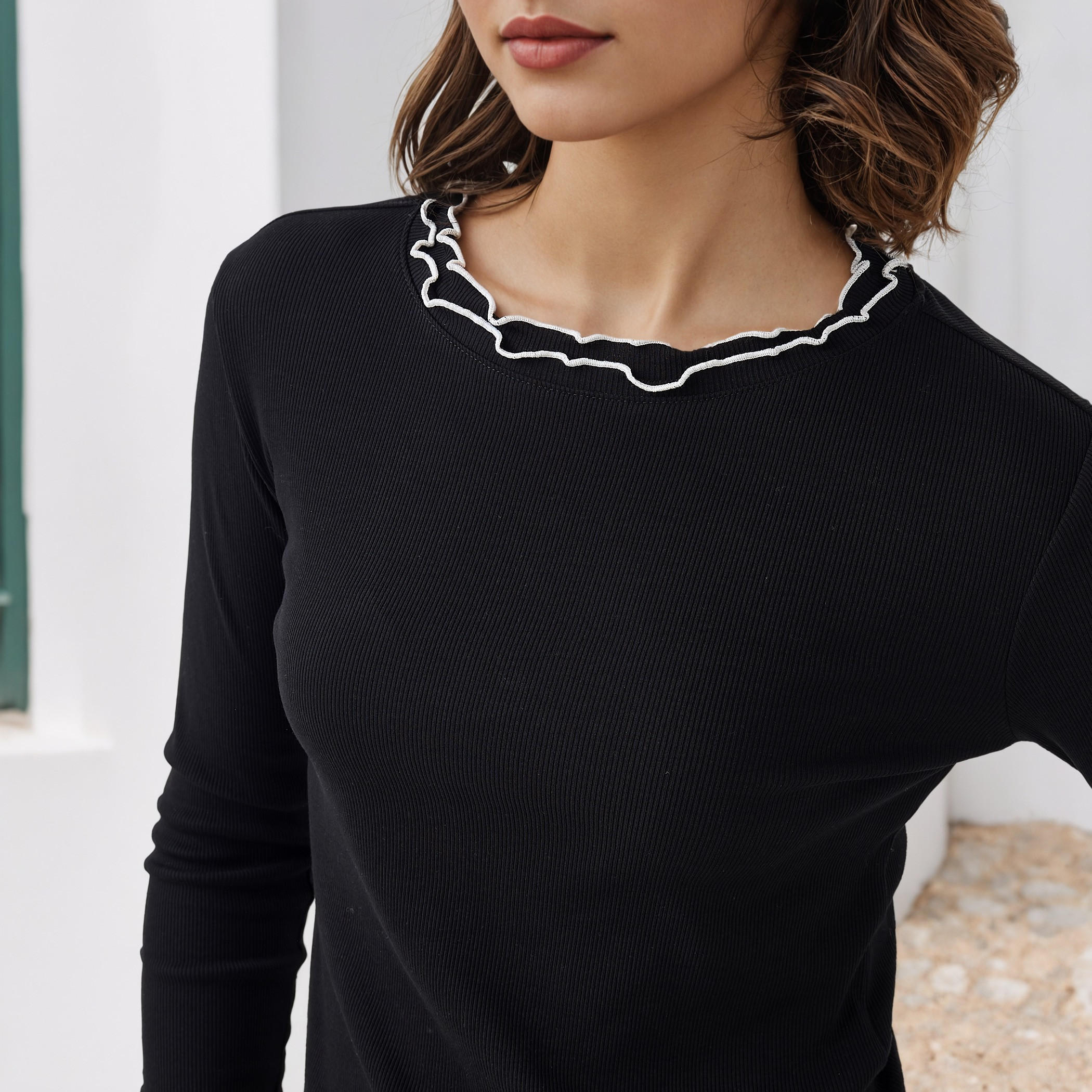 بلوزة مضلعة بخيوط بارزة متباينة من تو إكستريمز-women-clothing-tshirts-image-2