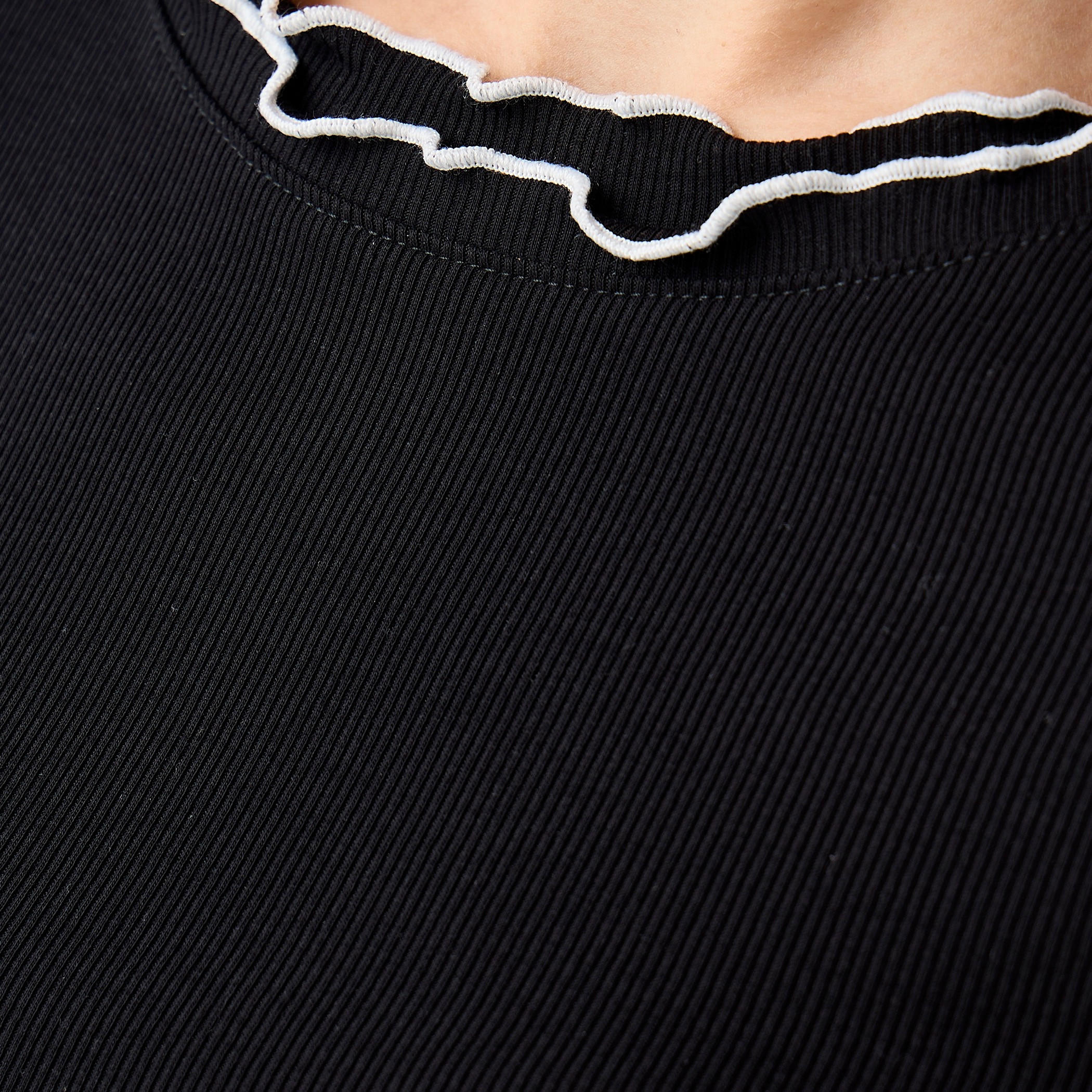 بلوزة مضلعة بخيوط بارزة متباينة من تو إكستريمز-women-clothing-tshirts-image-1
