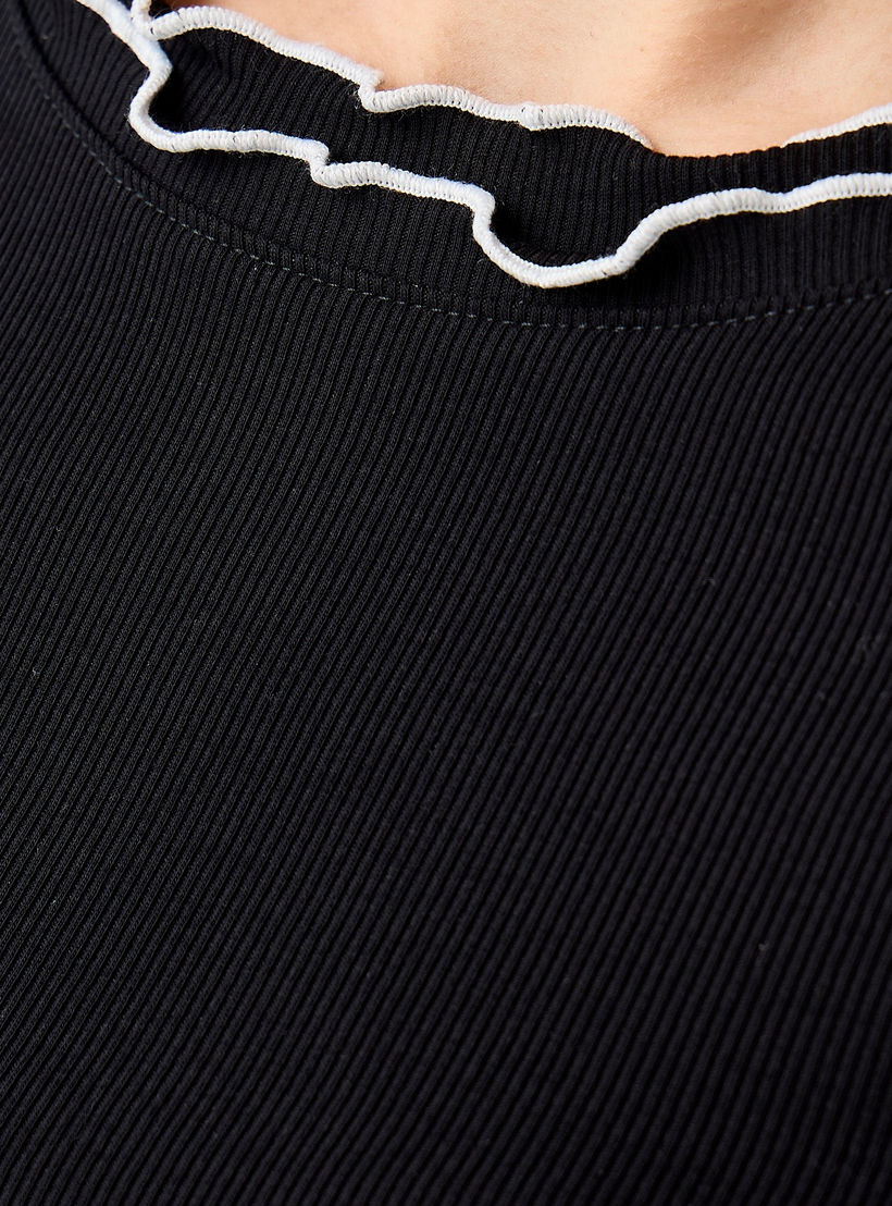 بلوزة مضلعة بخيوط بارزة متباينة من تو إكستريمز-women-clothing-tshirts-image-1