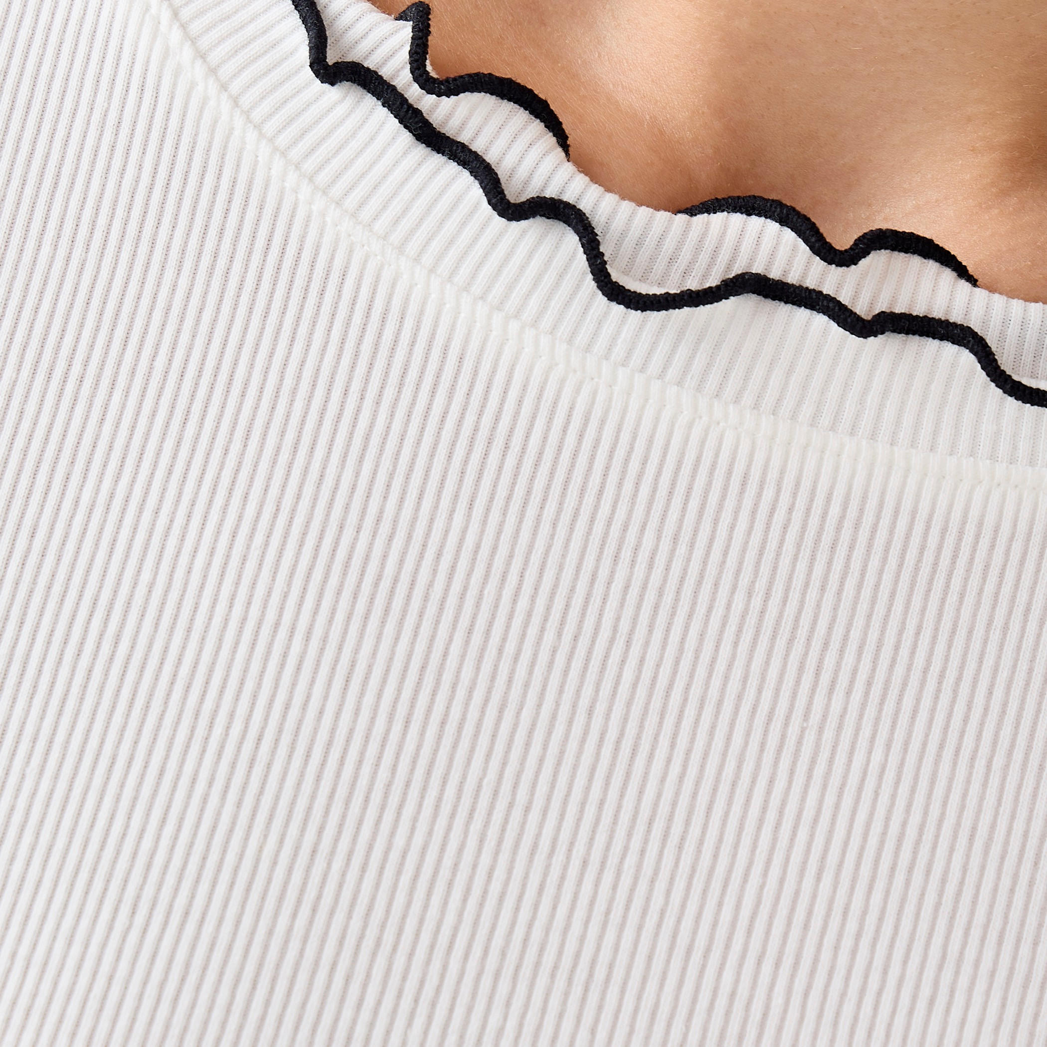 بلوزة مضلعة بخيوط بارزة متباينة من تو إكستريمز-women-clothing-tshirts-image-1