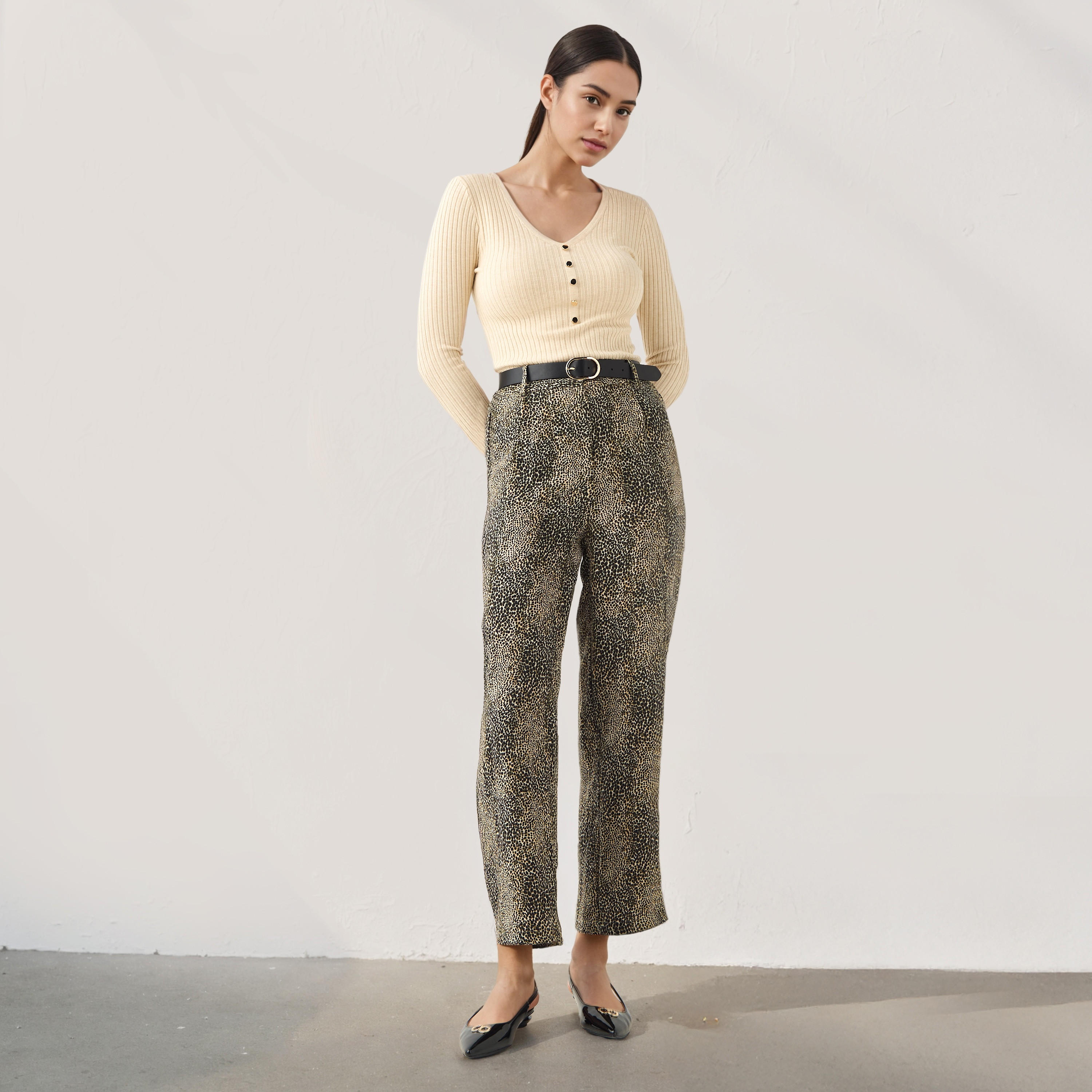 كنزة مضلعة بياقة V من تو إكستريمز-women-clothing-cardigansandjumpers-jumpers-image-2