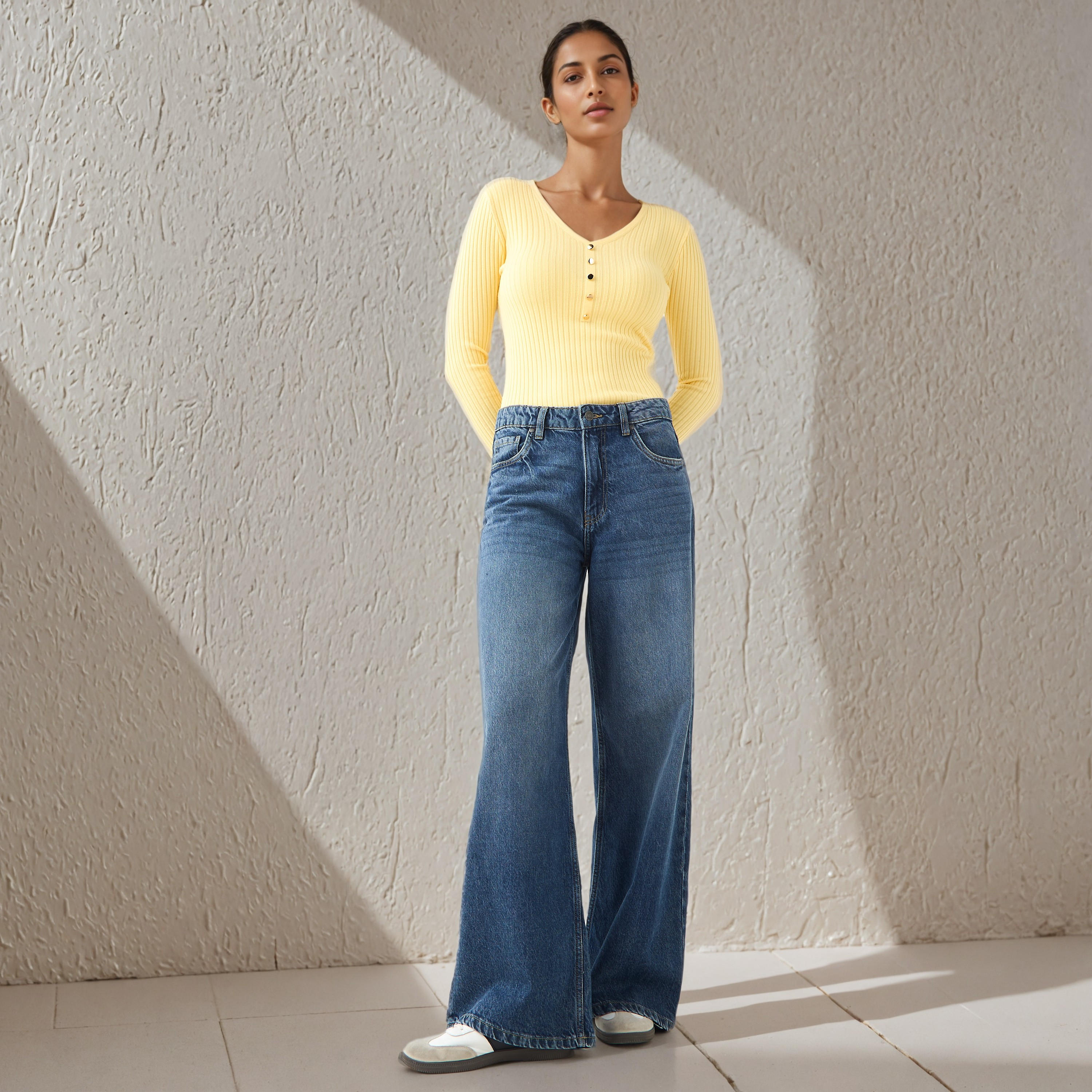 كنزة مضلعة بياقة V من تو إكستريمز-women-clothing-cardigansandjumpers-jumpers-image-5