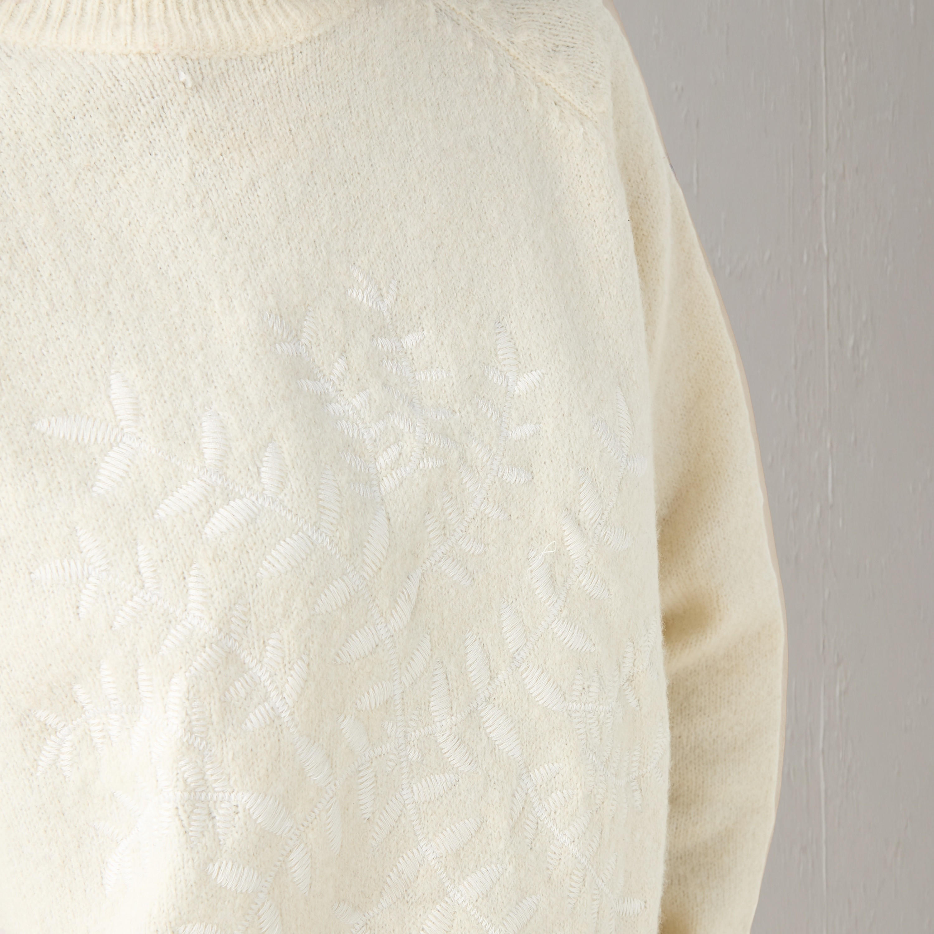 كنزة بياقة ضيقة وتطريز من تو إكستريمز-women-clothing-cardigansandjumpers-jumpers-image-4