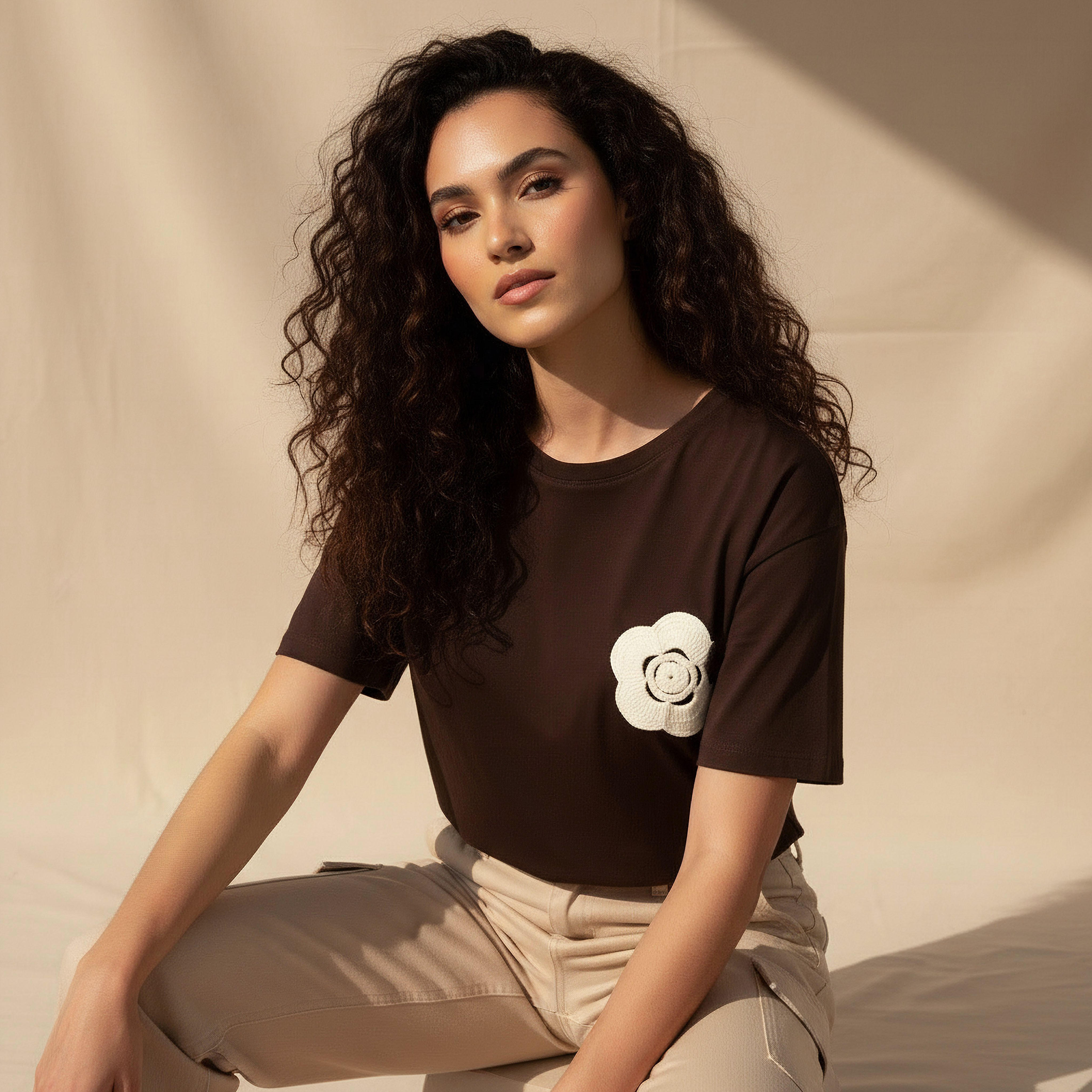 تيشيرت بتفاصيل زينة كروشيه من توإكستريمز-women-clothing-tshirts-image-1