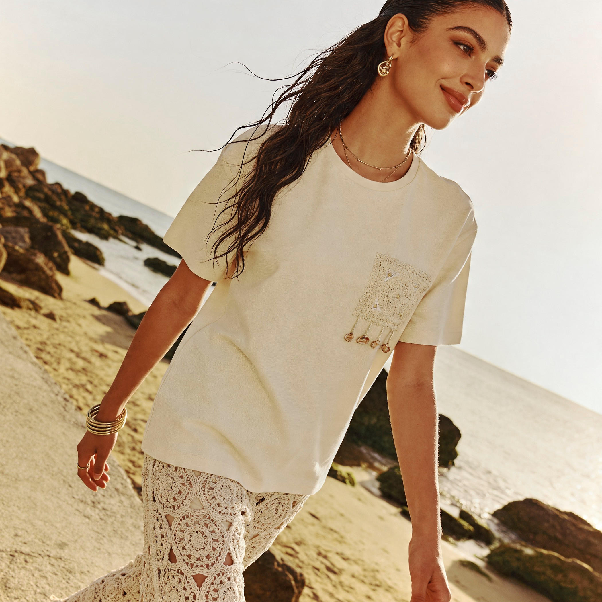 تيشيرت قطن بتطريز كروشيه-women-clothing-tshirts-image-4