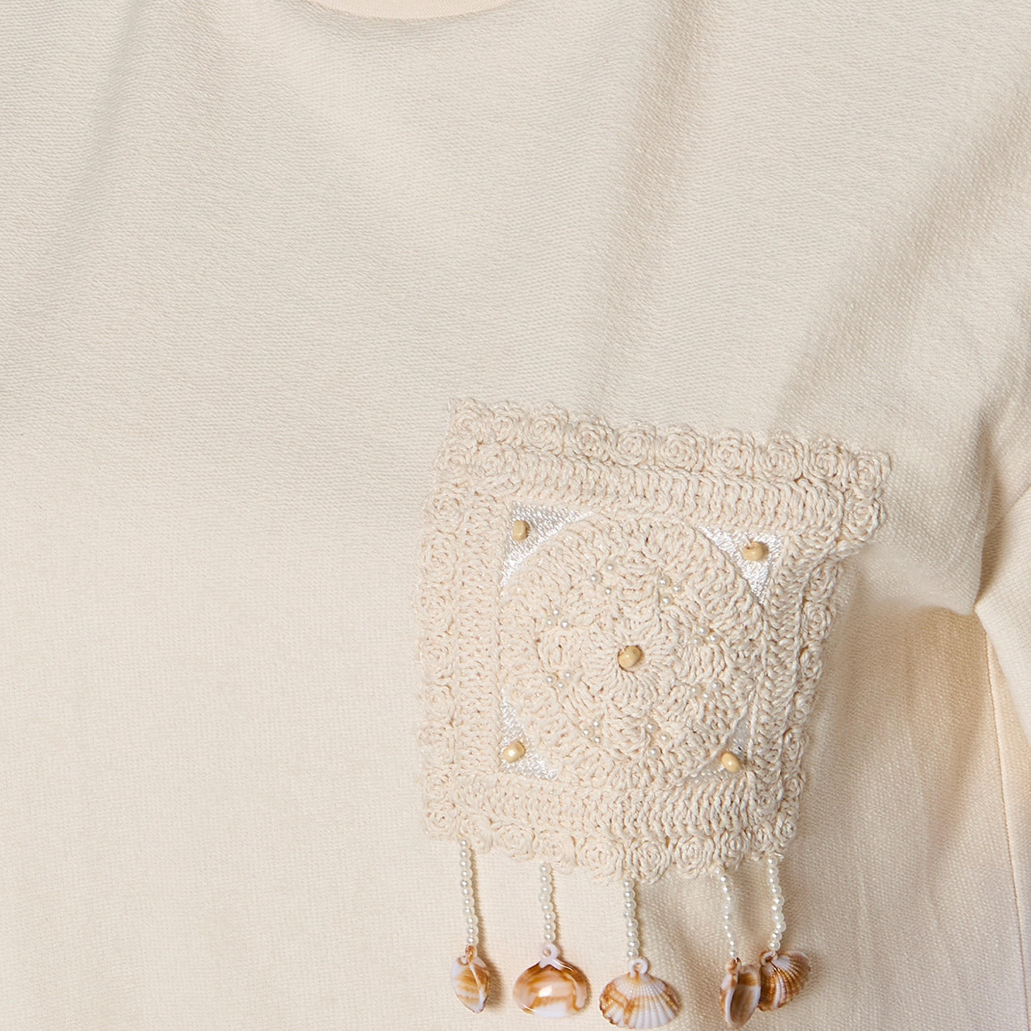 تيشيرت قطن بتطريز كروشيه-women-clothing-tshirts-image-3