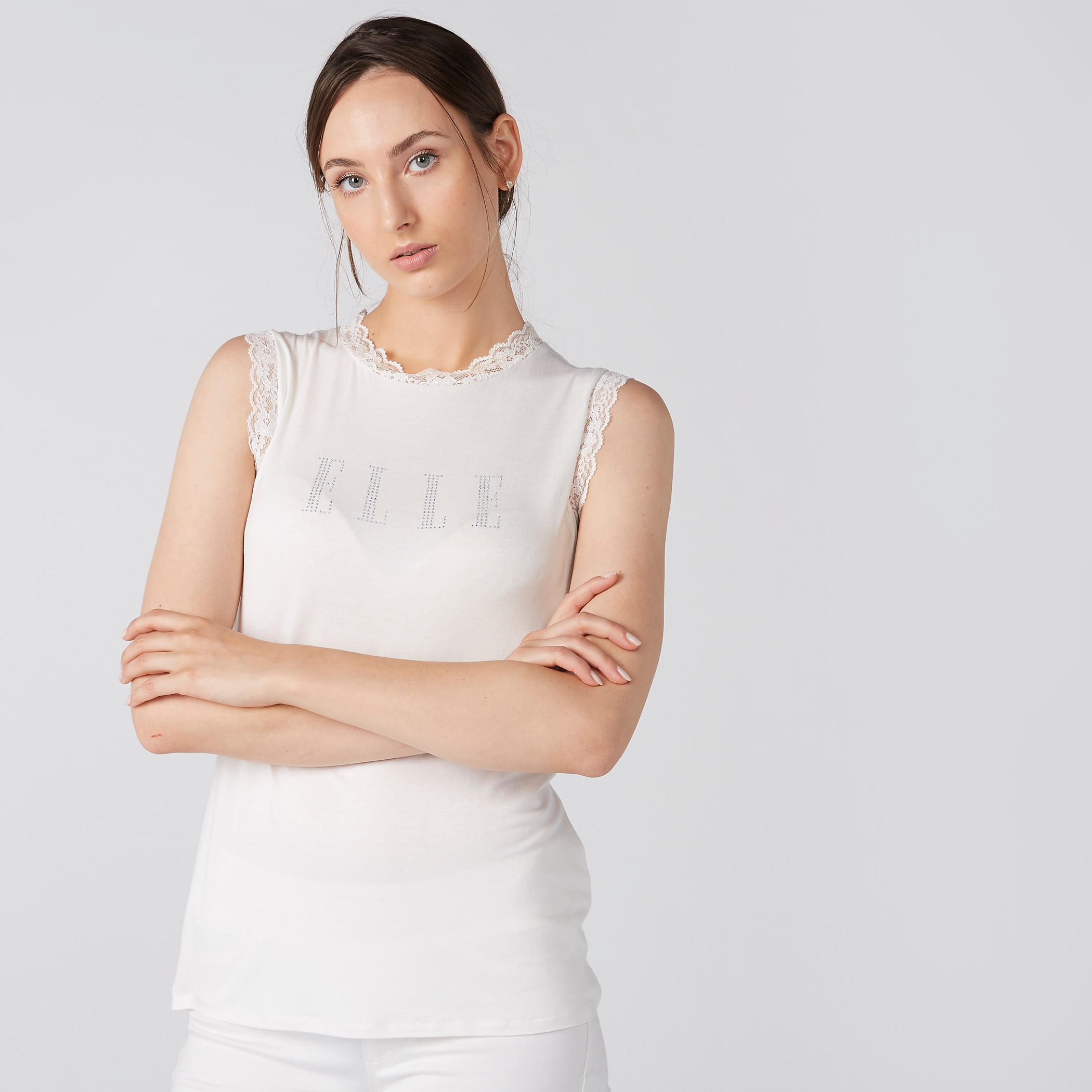 بلوزة مزيّنة دون أكمام بياقة مستديرة وتفاصيل دانتيل من إيل-women-clothing-tshirts-image-1