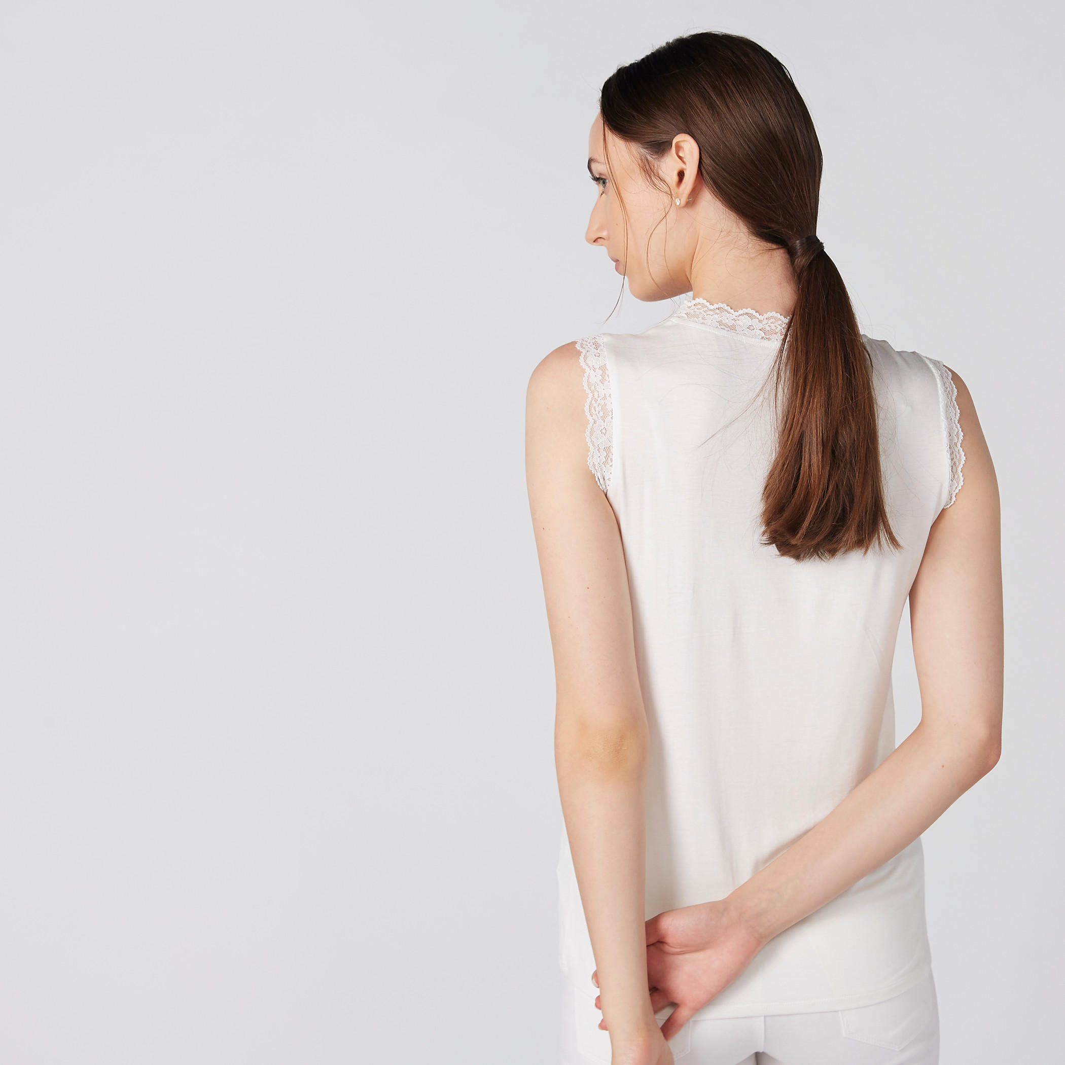 بلوزة مزيّنة دون أكمام بياقة مستديرة وتفاصيل دانتيل من إيل-women-clothing-tshirts-image-4