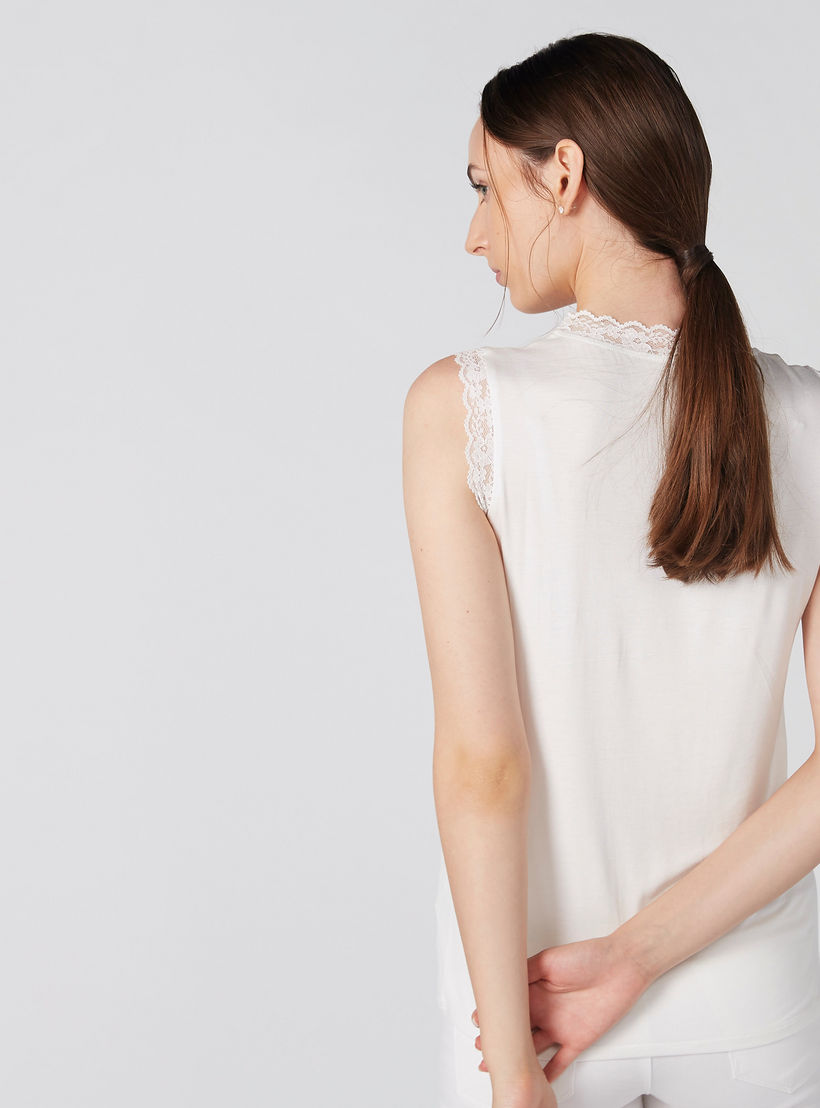 بلوزة مزيّنة دون أكمام بياقة مستديرة وتفاصيل دانتيل من إيل-women-clothing-tshirts-image-4