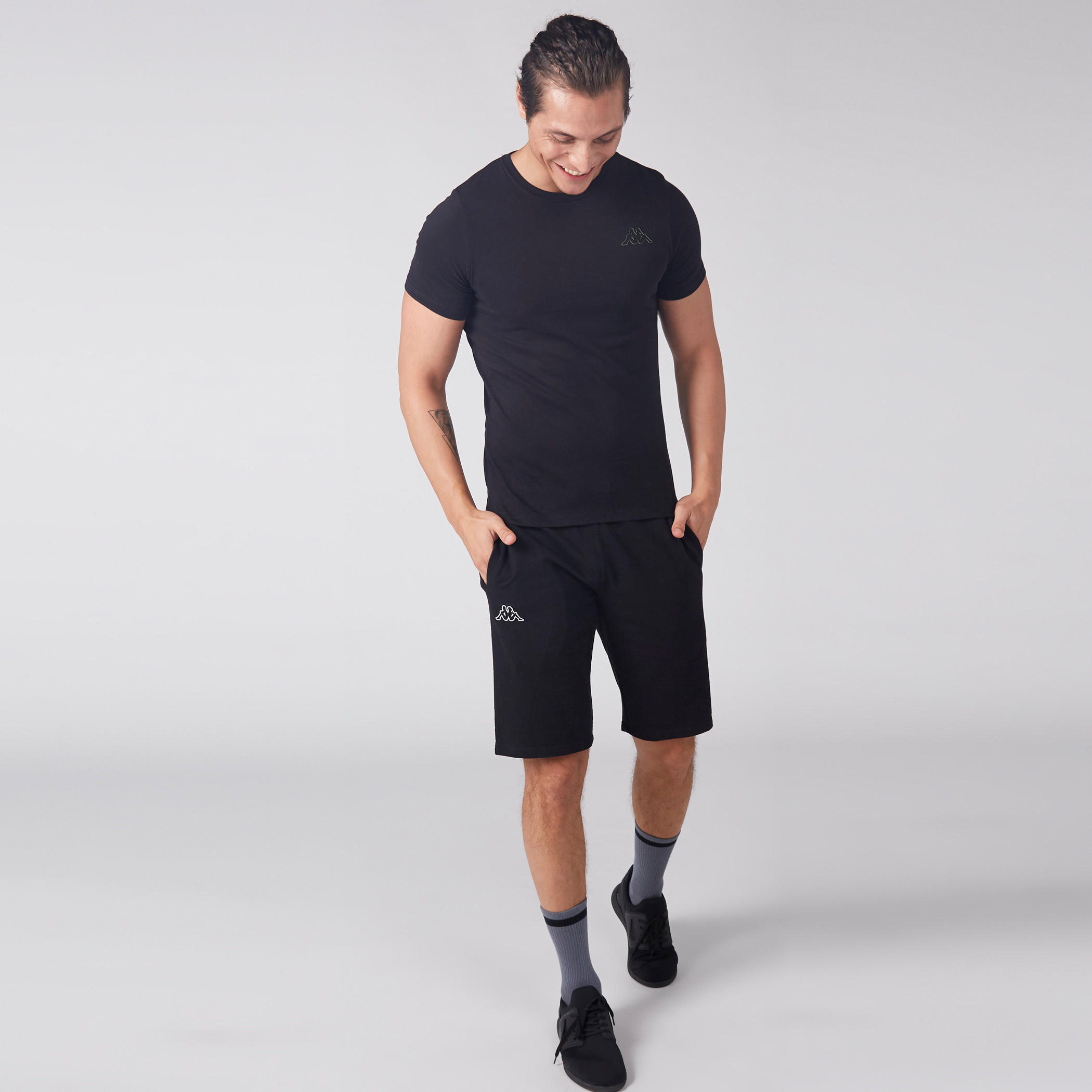 شورت بخصر مطّاطي ورباط وجيوب من كابا-men-clothing-sportswearandactivewear-bottoms-image-2