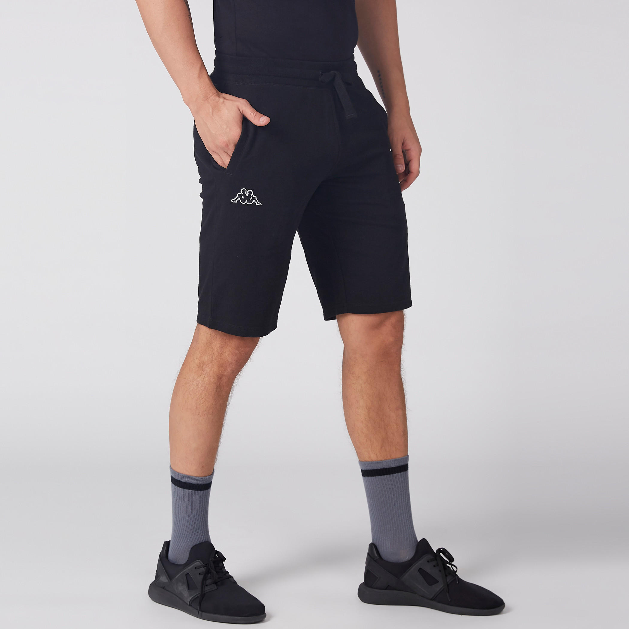 شورت بخصر مطّاطي ورباط وجيوب من كابا-men-clothing-sportswearandactivewear-bottoms-image-3
