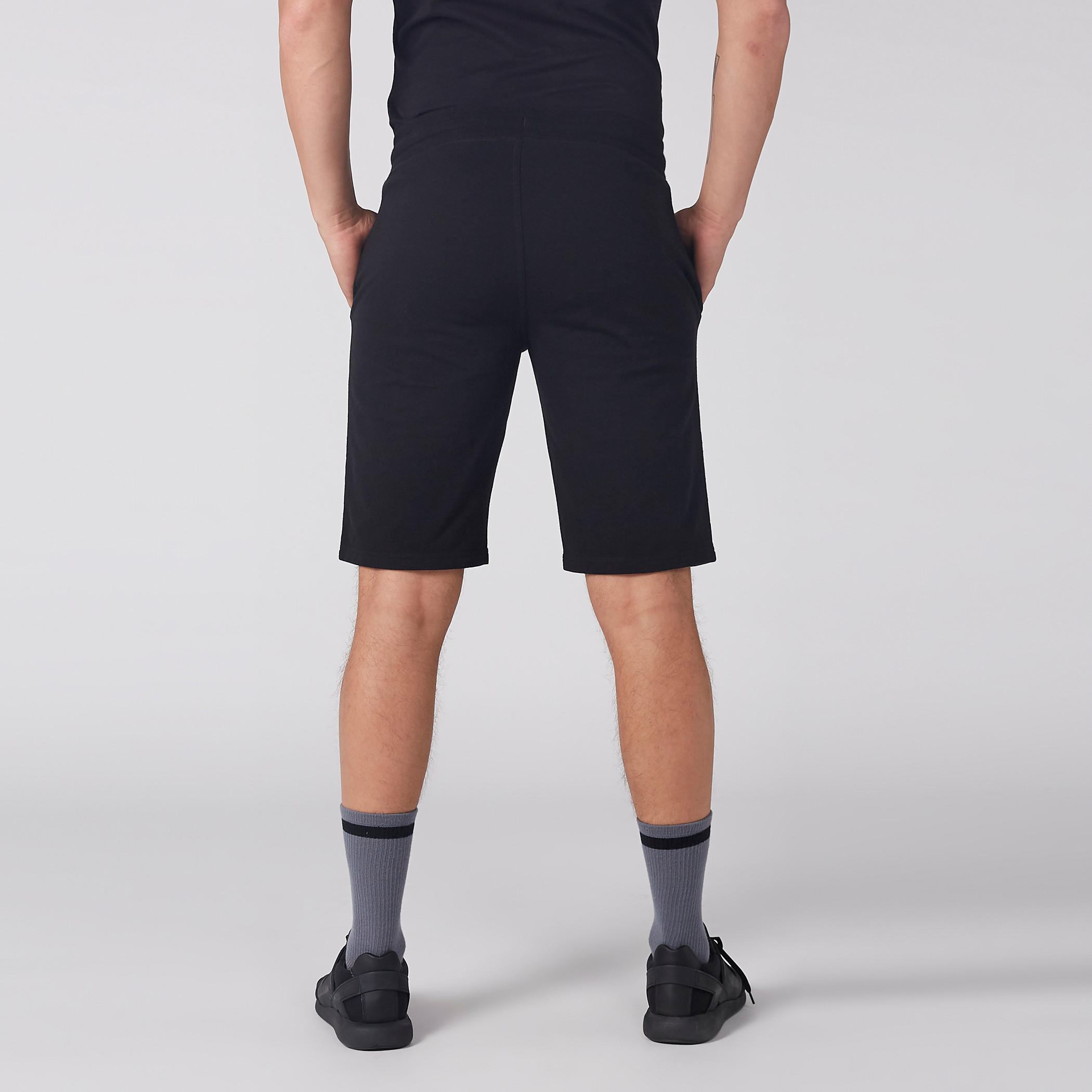 شورت بخصر مطّاطي ورباط وجيوب من كابا-men-clothing-sportswearandactivewear-bottoms-image-4