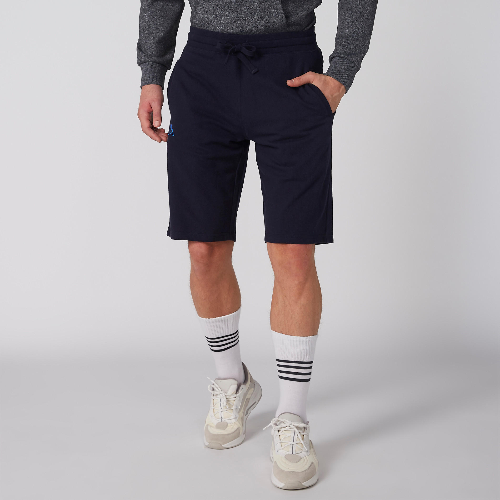 شورت بخصر مطّاطي ورباط وجيوب من كابا-men-clothing-bottoms-shorts-image-2