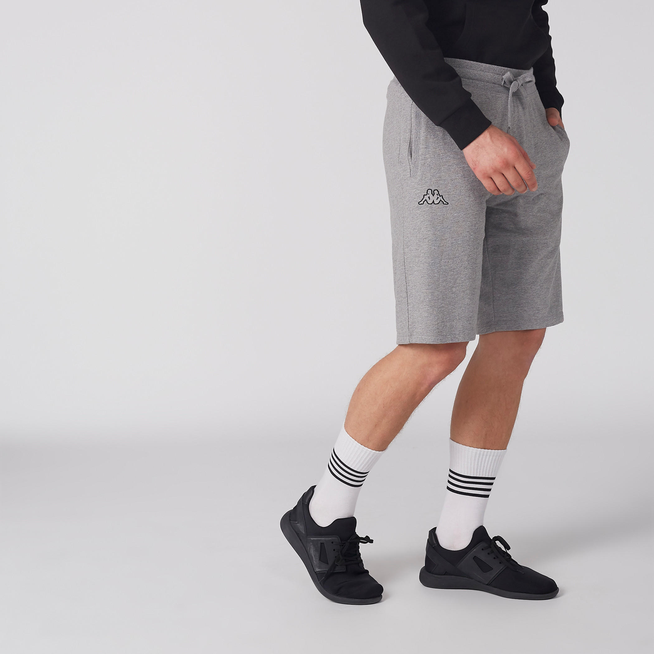 شورت بخصر مطّاطي ورباط وجيوب من كابا-men-clothing-sportswearandactivewear-bottoms-image-1
