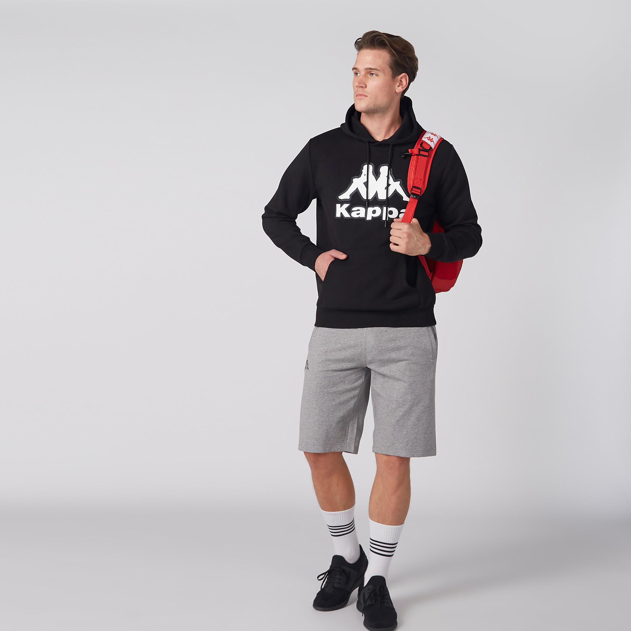 شورت بخصر مطّاطي ورباط وجيوب من كابا-men-clothing-sportswearandactivewear-bottoms-image-2