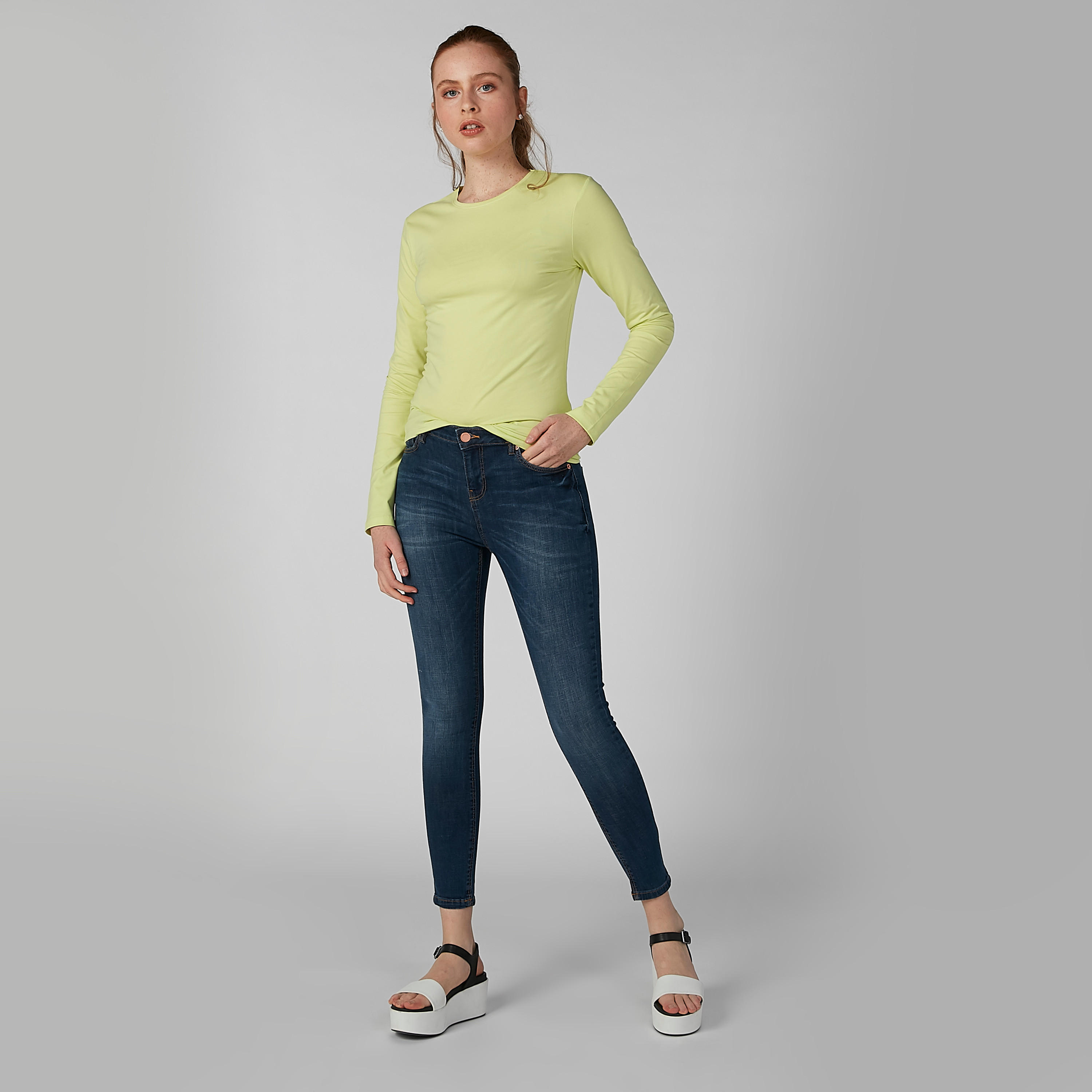 بنطال جينز سادة بجيوب وحلقات للحزام من لي كوبر-women-clothing-bottoms-jeans-image-1