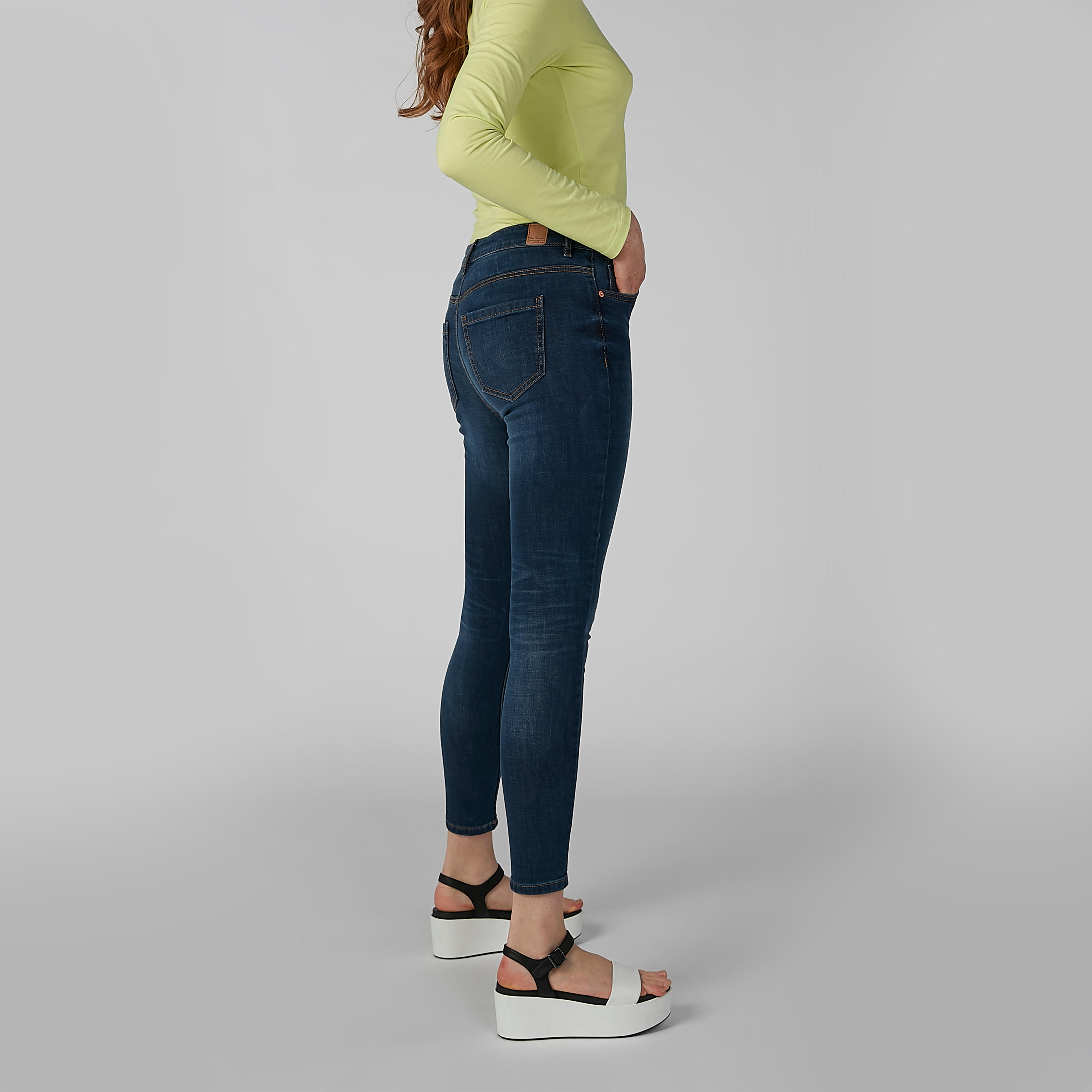 بنطال جينز سادة بجيوب وحلقات للحزام من لي كوبر-women-clothing-bottoms-jeans-image-2