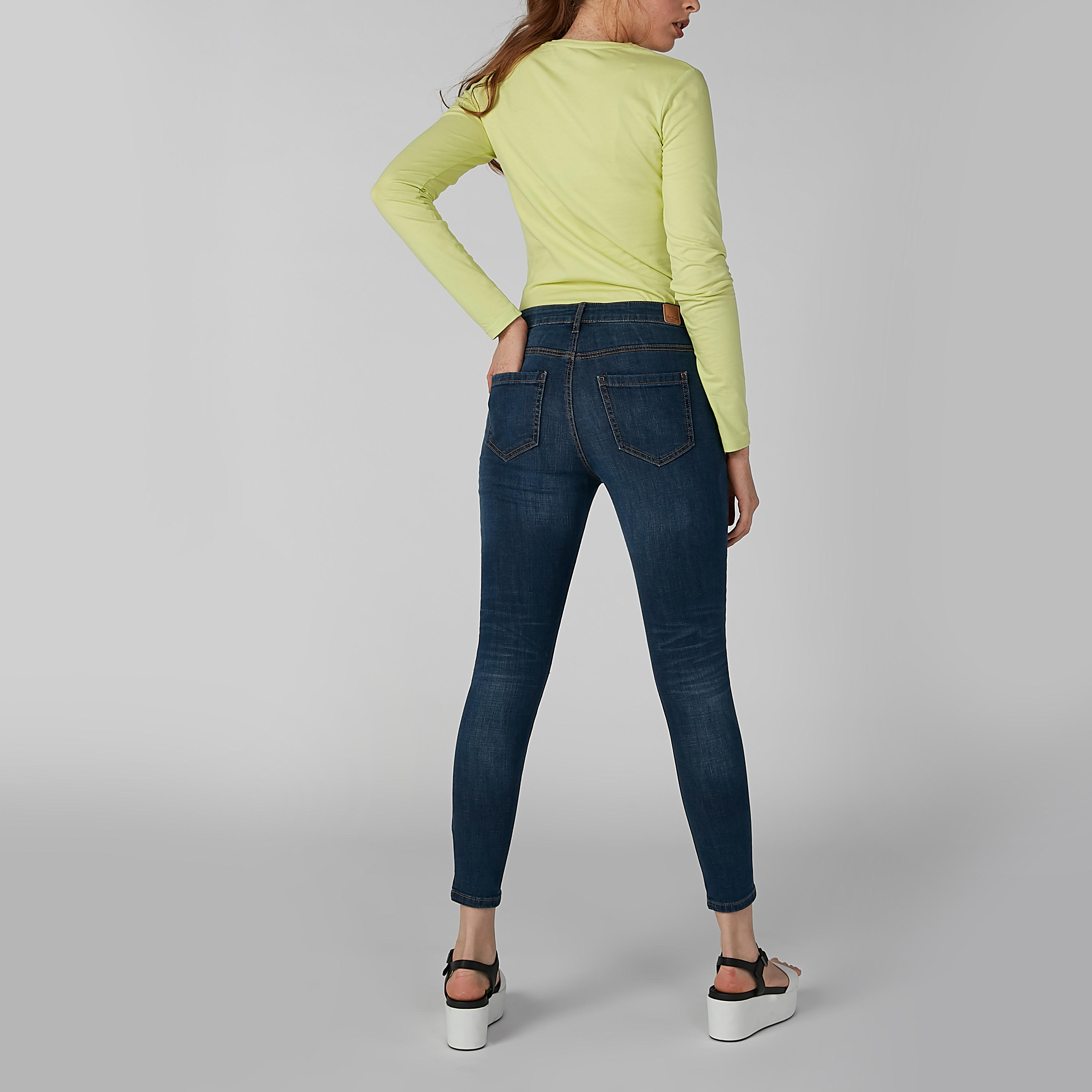 بنطال جينز سادة بجيوب وحلقات للحزام من لي كوبر-women-clothing-bottoms-jeans-image-3