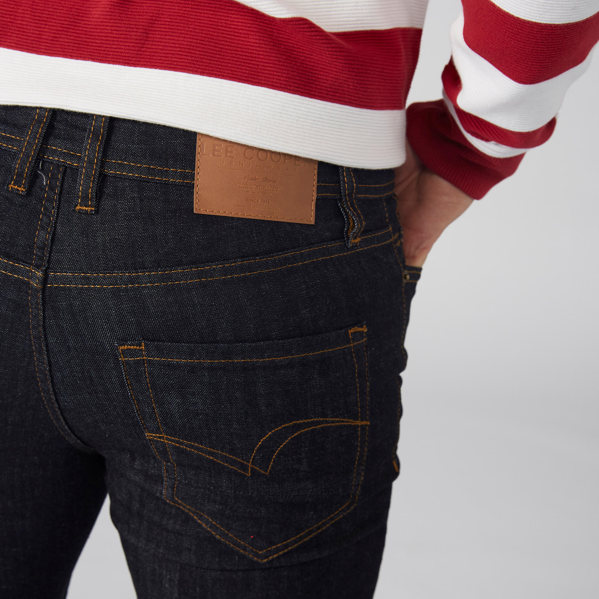 بنطال جينز طويل بجيب مطرّز وزر إغلاق من لي كوبر-men-clothing-bottoms-jeans-image-6