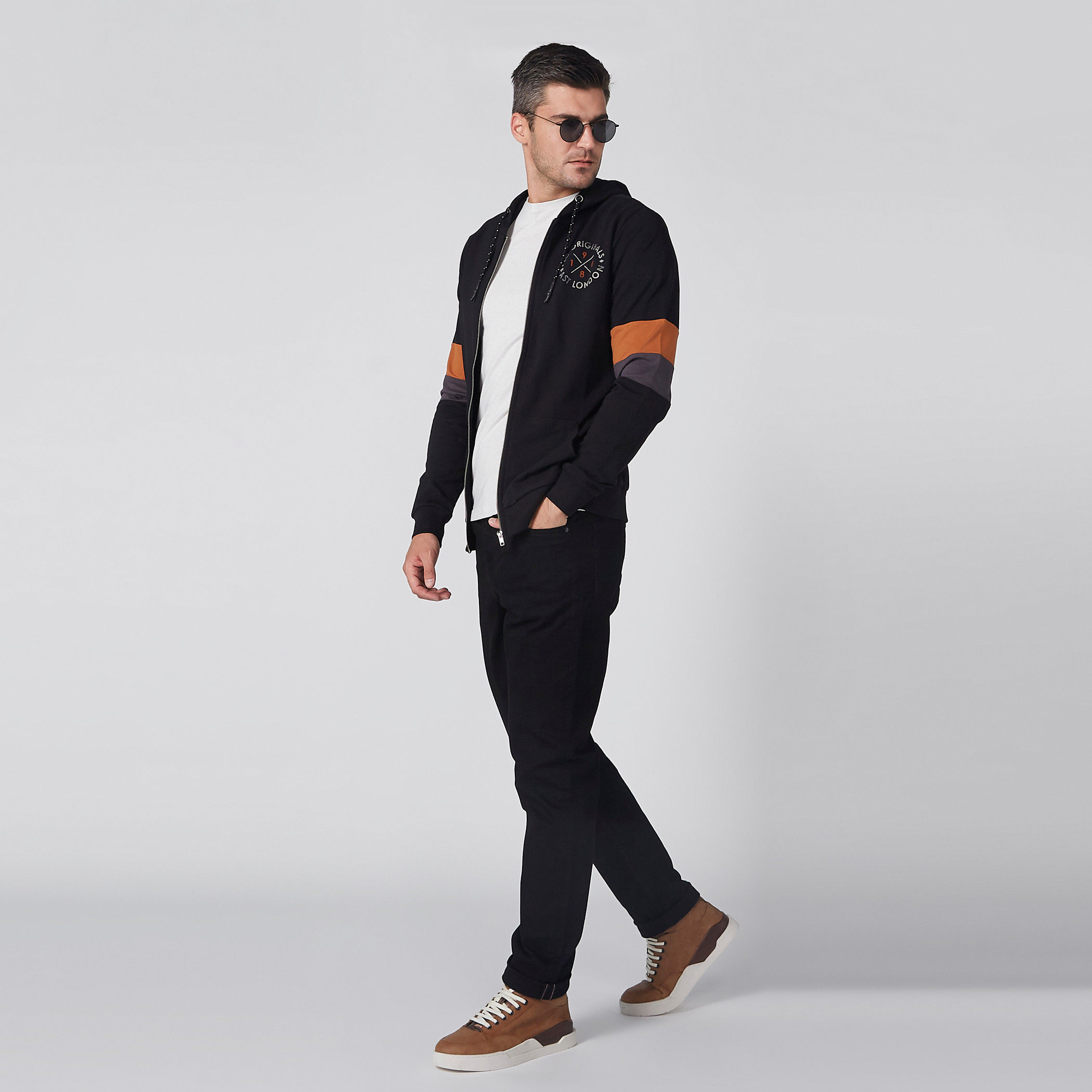 تيشيرت بقصّة سليم وياقة مستديرة وأكمام قصيرة من لي كوبر-men-clothing-tshirtsandpolos-tshirts-image-2