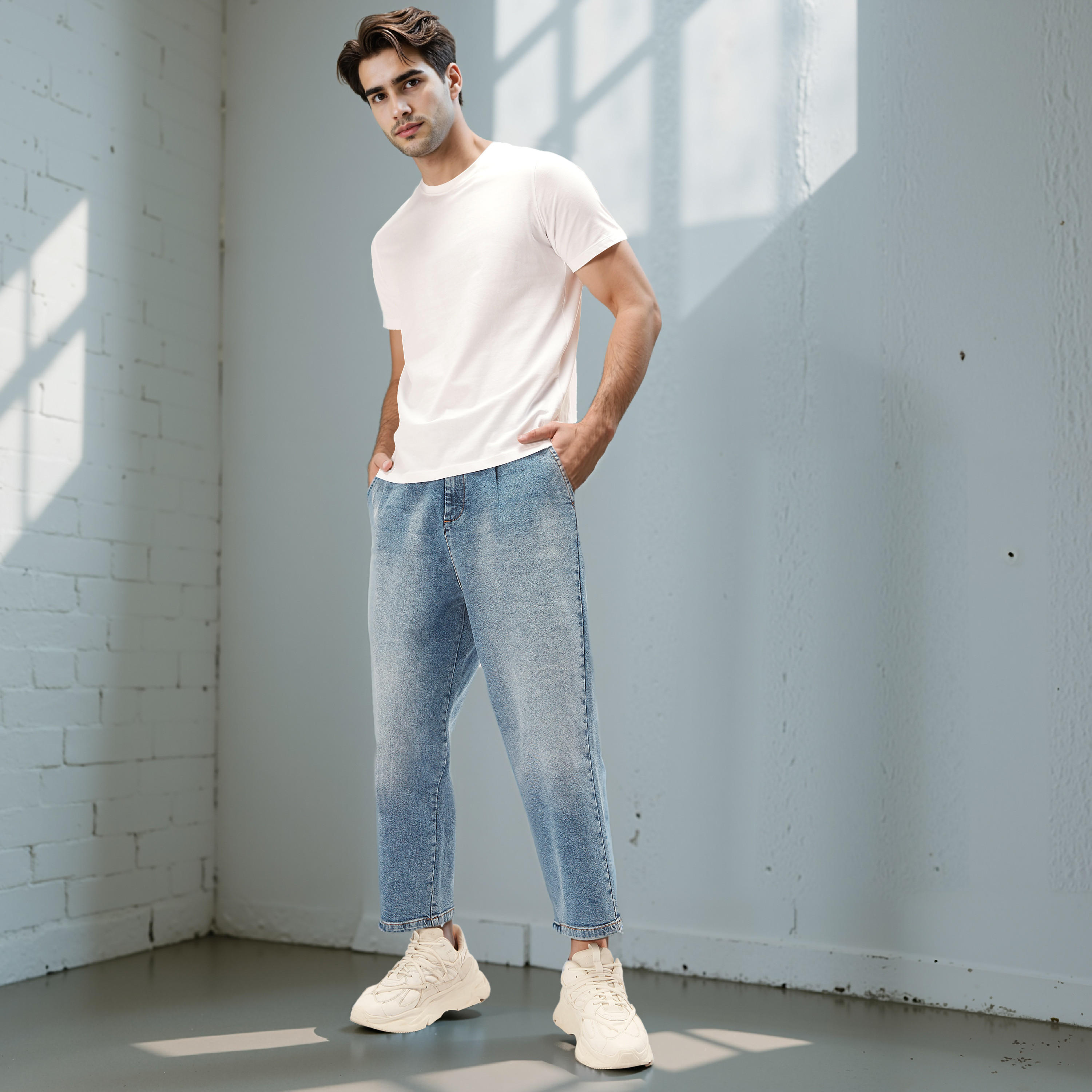 تيشيرت سادة بقصّة عادية وياقة ضيقة وأكمام قصيرة-men-clothing-tshirtsandpolos-tshirts-image-4