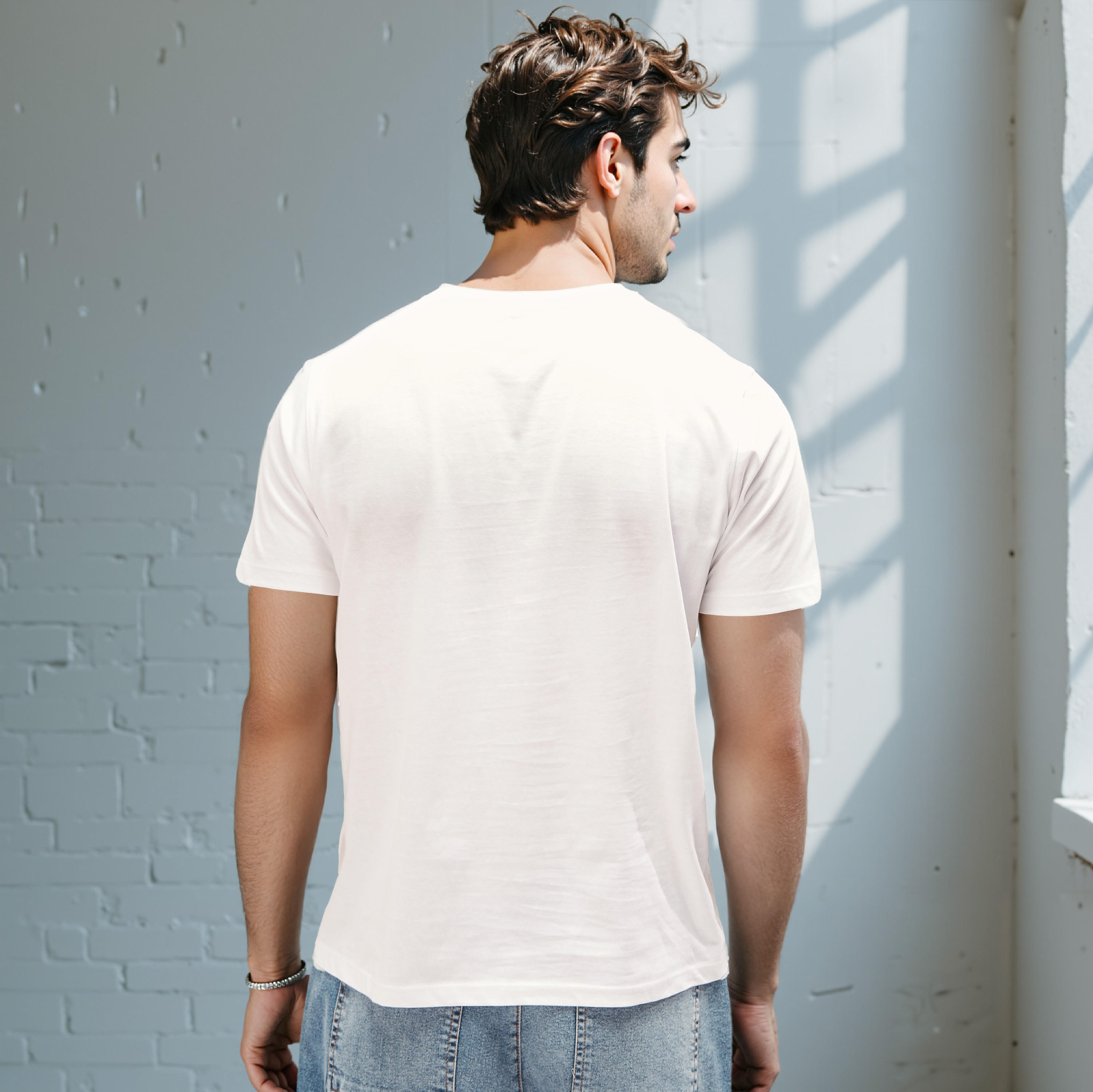 تيشيرت سادة بقصّة عادية وياقة ضيقة وأكمام قصيرة-men-clothing-tshirtsandpolos-tshirts-image-2