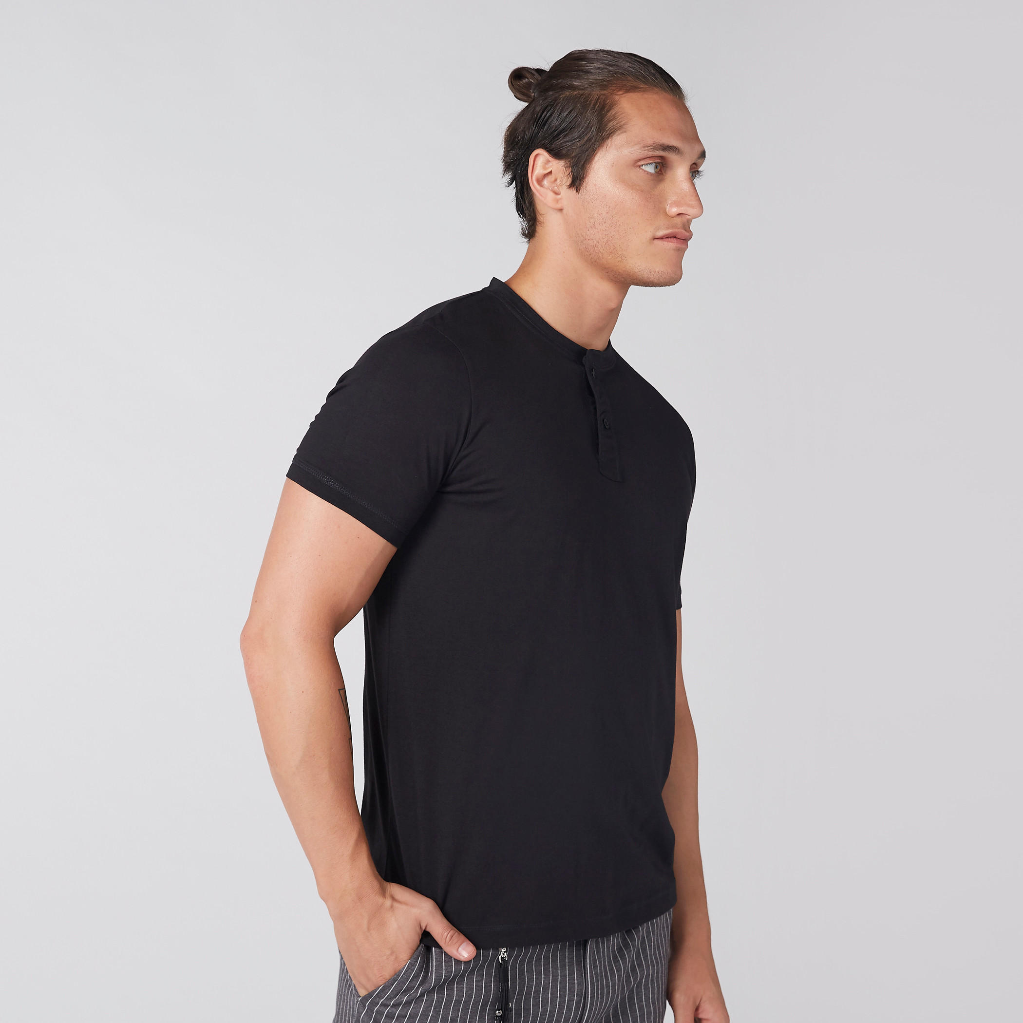 تيشيرت بأكمام قصيرة وياقة هينلي-men-clothing-tshirtsandpolos-tshirts-image-1