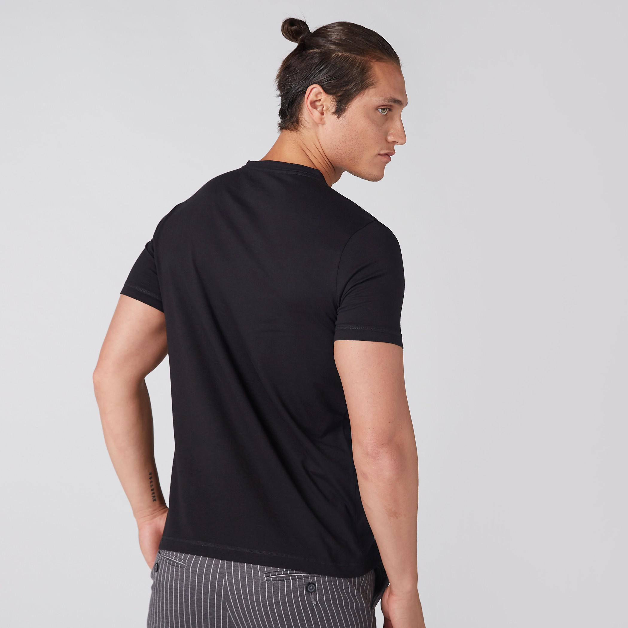 تيشيرت بأكمام قصيرة وياقة هينلي-men-clothing-tshirtsandpolos-tshirts-image-3